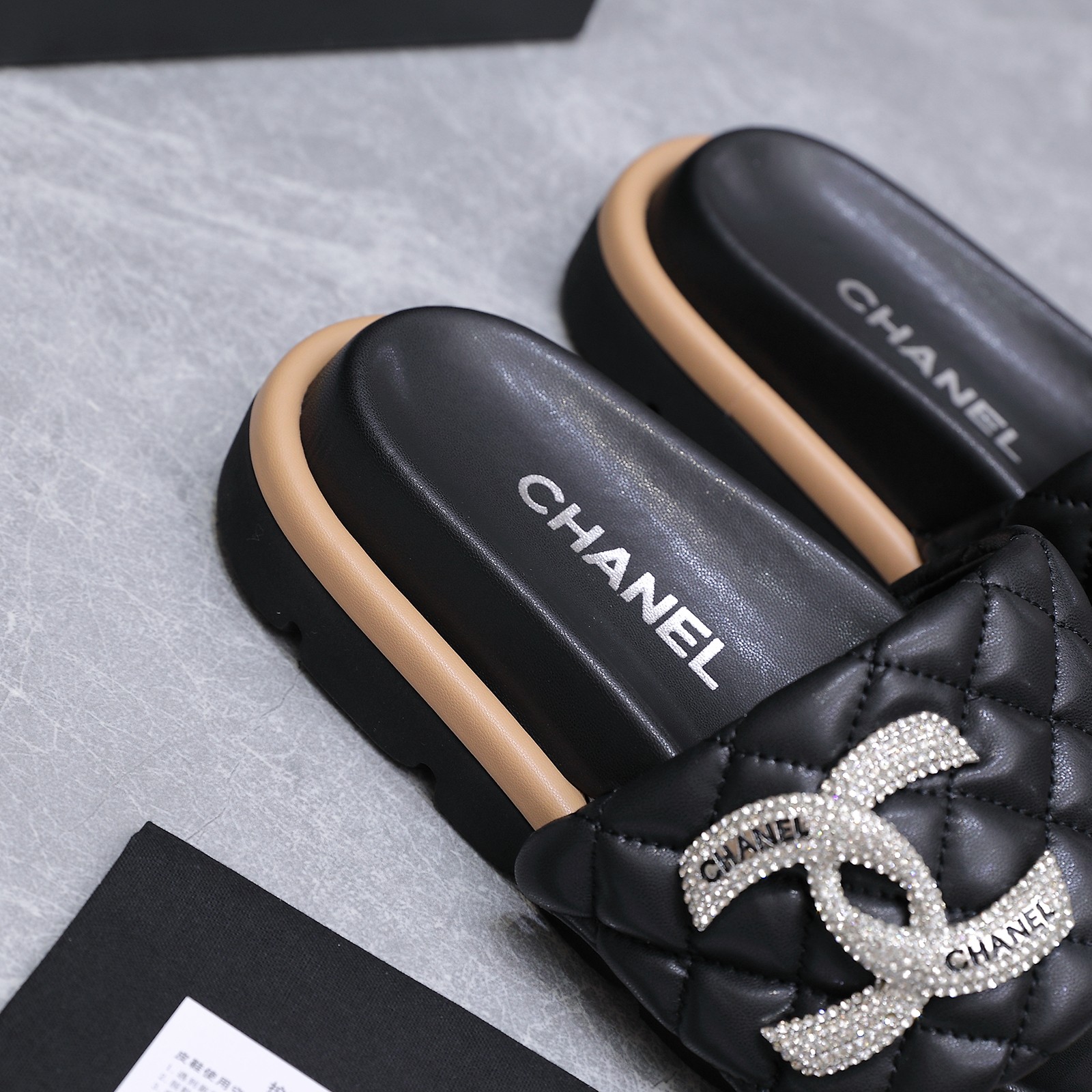 NO:711162,CHANEL rhombus thick-soled slippers | The same model from star shows♀ Classic rhombus embroidered fabric with sparkling double C diamond buckles. Texture and light are online at the same time. It brings a high-end atmosphere as soon as you put it on. Lined with skin-friendly sheepskin. Ergonomic thick-soled design. Walking is light and not tiring. Lazy and fashionable just right. Wear for daily outings or dates. Instantly brighten the overall temperament. This autumn and winter must-have versatile artifact waiting for you to wear it #chanel #thick-soled slippers  # Premium Feeling Outfit # The same style as the star. Fabric: sheep pattern microfiber leather. Sheepskin lining. Foot pads. Sheep pattern fabric includes water table. Outsole, wear-resistant and non-slip rubber outsole. Size 35–41 (customized 42/43), slippers, chanel, chanel, slippers, sheepskin19860909CHANEL菱格厚底拖｜明星秀场同款驾到♀ 经典菱格纹刺绣面料 搭配闪耀双C钻扣 质感与光芒同时在线 一穿上便是自带高级氛围 内衬亲肤羊皮 人体工学厚底设计 走路轻盈不累脚 慵懒与时髦恰到好处 日常出街或约会穿搭 瞬间点亮整体气质 今年秋冬必备的百搭神器 等你来穿上它 #香奈儿 #厚底拖鞋 #高级感穿搭 #明星同款 面料羊纹超纤皮 内里羊皮 垫脚羊纹面料包水台 大底耐磨防滑橡胶大底 码数35–41码 (42/43定做),拖鞋,chanel,chanel,slippers,sheepskin,Women's Shoes