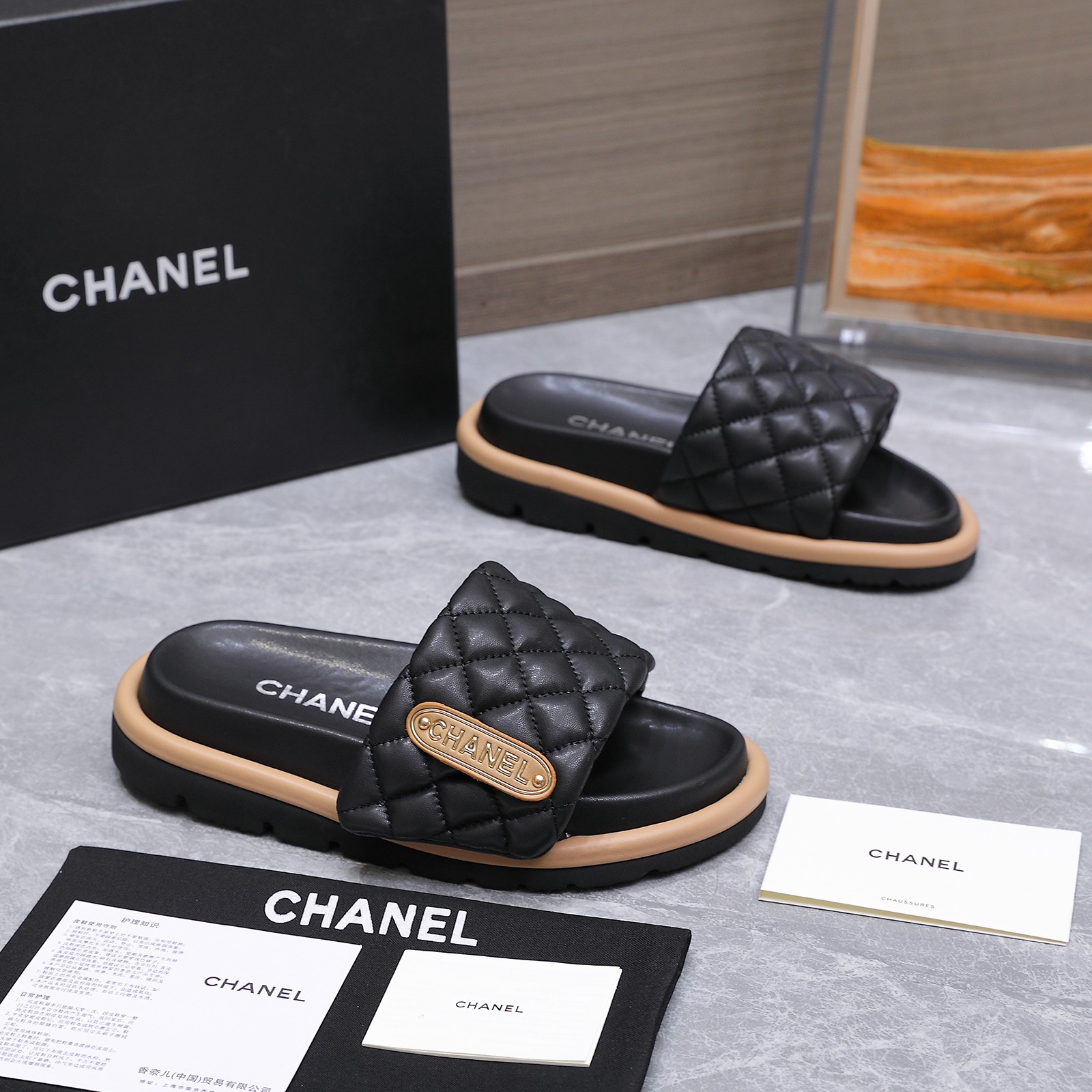 NO:711165,CHANEL thick-soled slippers | In this autumn and winter show, the hot style starts from the feet. After waiting and waiting, the same style from the star show has finally arrived in daily life. Made of rhombus embroidered fabric and logo leather buckle embellished on it, it is classic at first sight. Lined with soft sheepskin, the platform is shaped according to the arch of the foot, and the step is light and calm. It turns out that you can have both laziness and sophistication in one step. From the street to dating, your temperament is revealed without leaving a trace.  The so-called high-end means comfortable and beautiful to wear. This autumn and winter, let it accompany you through all occasions. #chanel slippers #showsame #high-end wear Fabric sheep pattern microfiber leather Lining sheepskin Foot pads sheep pattern fabric covered water table Outsole Wear-resistant and non-slip rubber outsole Size 35–41 (customized 42/43), slippers, chanel, chanel, slippers, sheepskin19860909CHANEL 厚底拖鞋｜这场秋冬秀,从脚下开始 爆款,等了又等, 明星秀场同款终于来到日常. 菱格纹刺绣面料, 标志皮扣缀于其上, 触目皆是经典. 内衬绵软羊皮, 水台依足弓而塑, 步履轻盈亦从容. 慵懒与精致,原来一步就能兼得. 从街头到约会, 气质不着痕迹地流露. 所谓高级,是穿得舒服,也美得自在. 这个秋冬,让它陪你走过所有场合. #香奈儿拖鞋 #秀场同款 #高级感穿搭 面料羊纹超纤皮 内里羊皮 垫脚羊纹面料包水台 大底耐磨防滑橡胶大底 码数35–41码 (42/43定做),拖鞋,chanel,chanel,slippers,sheepskin,Women's Shoes