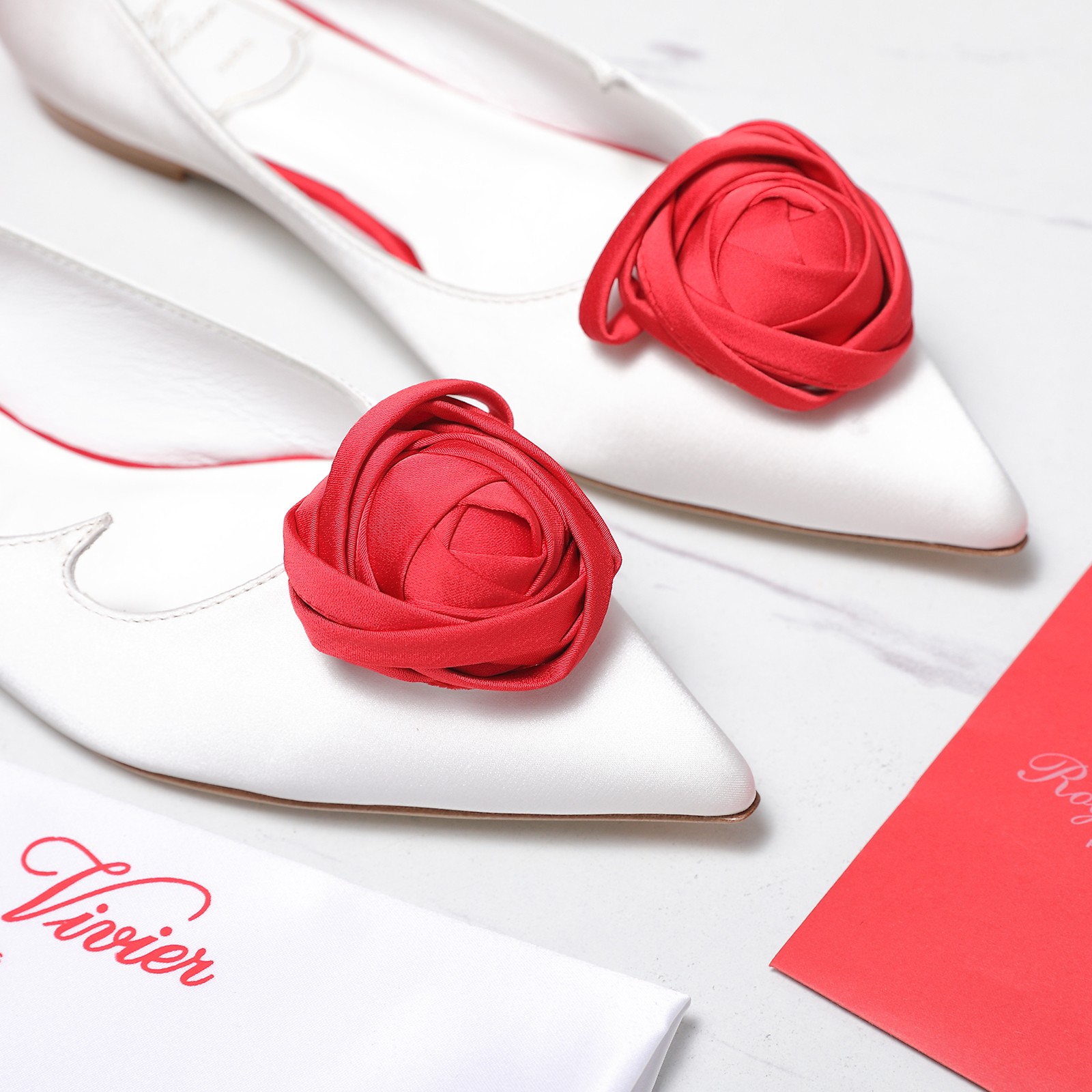 NO:711153,Top version 20Roger Vivier's 2026 latest popular rose flower series single shoe sandals Rose Virgule series high-heeled sandals are the brand's iconic romantic style items. - Design details The shoe body is made of silk satin material, the toe is decorated with three-dimensional pink roses, with stiletto heels and a one-word strap design, which is both elegant and sexy. The rose decoration is the core logo of the series, and the handmade petals are rich in layers and highly visually recognizable. Roger Roger Vivier is a luxury shoe brand originating from France. It is famous for its exquisite craftsmanship and iconic design, and is loved by royal families and celebrities. This series is inspired by 'rose' and integrates romantic elements into shoe design, suitable for dinner parties, dates and other occasions that require a sense of sophistication. Material imported silk satin Lining imported mixed sheepskin Outsole Italian leather outsole High flat heel/9CM Size 35-41 (40 41 42 customized non-refundable) Price, high-heeled sandals, Roger vivier,sandals,high heels,sheepskin,real silk,silk fabric,Leather soles19860909顶级版本 20Roger Vivier（罗杰·维维亚）2026最新爆款玫瑰花朵系列单鞋凉鞋 Rose Virgule系列高跟凉鞋,是品牌标志性的浪漫风格单品. - 设计细节鞋身采用真丝缎面材质,鞋头装饰立体粉色玫瑰花,搭配细高跟与一字带设计,兼具优雅与性感.玫瑰装饰是该系列的核心标识,手工制作的花瓣层次丰富,视觉上极具辨识度. Roger Vivier是源自法国的奢侈鞋履品牌,以精湛工艺与标志性设计著称,深受王室与名流喜爱.该系列以“玫瑰”为灵感,将浪漫元素融入鞋履设计,适合晚宴、约会等需要展现精致感的场合. 材质进口真丝绸缎 内里进口混种羊皮 大底意大利真皮大底 跟高平底/9CM 码数35-41（40 41 42定制不退换） 价格,高跟鞋凉鞋,roger vivier,sandals,high heels,sheepskin,real silk,silk fabric,Leather soles,Women's Shoes