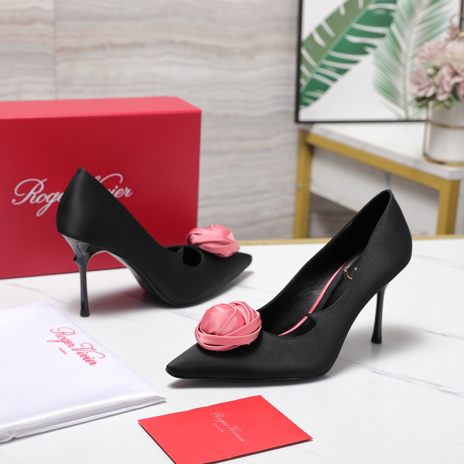 NO:711156,The top version of Roger Vivier's 2026 latest popular rose series single shoe sandals, Rose Virgule series high-heeled sandals, are the brand's iconic romantic style items. - Design details The shoe body is made of silk satin material, the toe is decorated with three-dimensional pink roses, paired with stiletto heels and a one-word strap design, which is both elegant and sexy. Rose decoration is the core logo of this series, and the handmade petals are rich in layers and highly visually recognizable. Roger Vivier Vivier is a luxury shoe brand originating from France. It is famous for its exquisite craftsmanship and iconic design, and is loved by royal families and celebrities. This series is inspired by 'rose' and integrates romantic elements into shoe design, suitable for dinner parties, dates and other occasions that require a sense of sophistication. Material imported silk satin Lining imported mixed sheepskin Outsole Italian leather outsole High flat heel/9CM Size 35-41 (40 41 42 customized non-refundable) Price, high-heeled sandals, Roger vivier,sandals,high heels,sheepskin,real silk,silk fabric,Leather soles19860909顶级版本 Roger Vivier（罗杰·维维亚）2026最新爆款玫瑰花朵系列单鞋凉鞋 Rose Virgule系列高跟凉鞋,是品牌标志性的浪漫风格单品. - 设计细节鞋身采用真丝缎面材质,鞋头装饰立体粉色玫瑰花,搭配细高跟与一字带设计,兼具优雅与性感.玫瑰装饰是该系列的核心标识,手工制作的花瓣层次丰富,视觉上极具辨识度. Roger Vivier是源自法国的奢侈鞋履品牌,以精湛工艺与标志性设计著称,深受王室与名流喜爱.该系列以“玫瑰”为灵感,将浪漫元素融入鞋履设计,适合晚宴、约会等需要展现精致感的场合. 材质进口真丝绸缎 内里进口混种羊皮 大底意大利真皮大底 跟高平底/9CM 码数35-41（40 41 42定制不退换） 价格,高跟鞋凉鞋,roger vivier,sandals,high heels,sheepskin,real silk,silk fabric,Leather soles,Women's Shoes