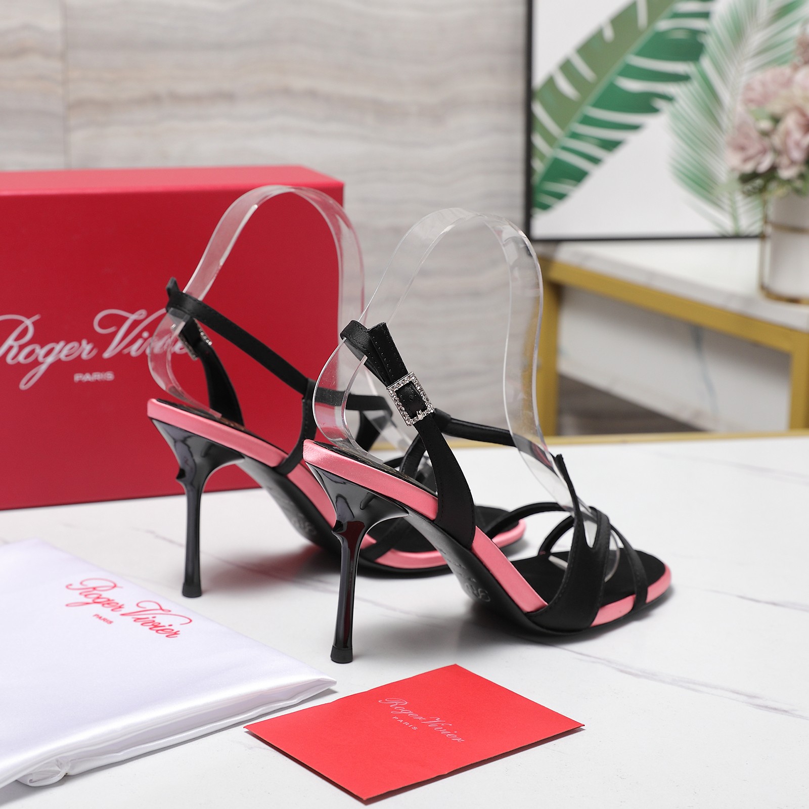 NO:711150,The top version of Roger Vivier Rose Virgule series high-heeled sandals, the latest hot model in 2026, is a pair of color-blocked satin stiletto sandals, which are new in the summer of 2026 and focus on refined and elegant style. -  Design details Silk satin cross-strap design fits the line of the foot, and the open-toe shape is both breathable and sexy; the heel is designed with an extremely fine high heel, and is matched with a color-blocked sole, which has a strong visual impact and enhances the overall sense of sophistication. Material imported silk satin lining imported mixed sheepskin outsole Italian leather outsole Heel height 9CM Size 35-41 (40 41 42 customization is non-returnable) Price, high-heeled sandals, roger  vivier,sandals,high heels,sheepskin,real silk,silk fabric,Leather soles19860909顶级版本 Roger Vivier（罗杰·维维亚） Rose Virgule系列高跟凉鞋 2026最新爆款 这是一双拼色缎面细高跟凉鞋,属于2026年夏季新款,主打精致优雅的气质风格. - 设计细节真丝缎面交叉绑带设计贴合足部线条,露趾造型兼具透气感与性感度；鞋跟采用极细高跟设计,搭配拼色包边的鞋底,撞色视觉冲击力强,同时提升了整体精致感. 材质进口真丝绸缎 内里进口混种羊皮 大底意大利真皮大底 跟高9CM 码数35-41（40 41 42定制不退换） 价格,高跟鞋凉鞋,roger vivier,sandals,high heels,sheepskin,real silk,silk fabric,Leather soles,Women's Shoes