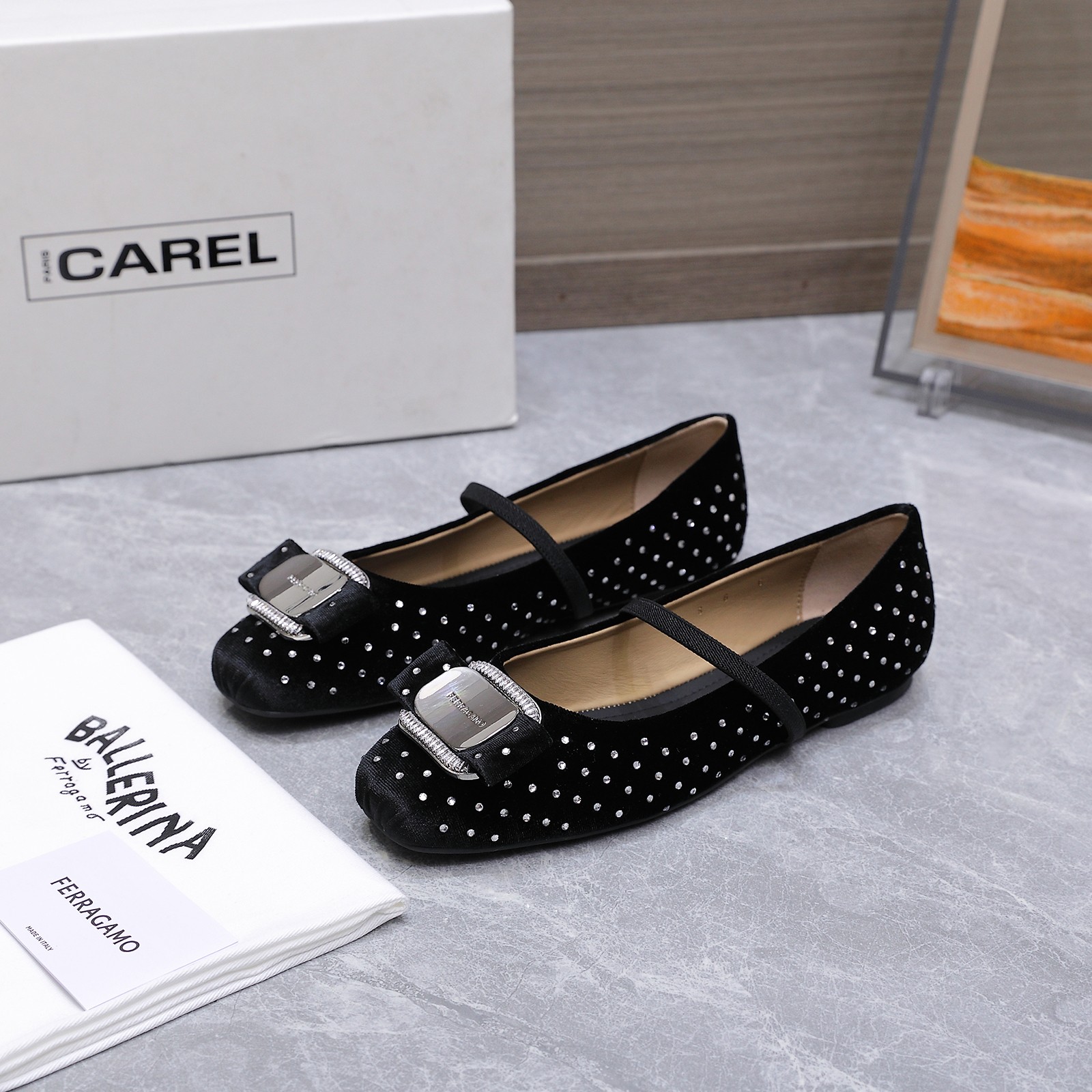 NO:724717,Newly added colors: The highest version of Ferragamo. New bow-tie shallow-top women's shoes for spring and summer. SF iconic bow-knot hardware diamond buckle flat shoes. Candy-colored square toe versatile ballet shoes. The top version on the market. Materials and fabrics: imported silk/washed denim + water-dyed sheepskin lining + original molded outsole + original molded hardware Swarovski diamond buckle. Code number: 34-41 (34, 40, 41 are custom-made and cannot be returned or exchanged)  With original packaging, single shoes, ferragamo, ferragamo, swarovski, sheepskin, real silk19860909新增颜色 最高版本 Ferragamo菲拉格慕 春夏新款蝴蝶结浅口女鞋 SF标志性蝴蝶结五金钻扣平底单鞋 糖果色方头百搭芭蕾舞鞋 市面顶级版本 材质面料进口真丝/水洗牛仔布+水染羊皮内里+原版开模大底+原版开模五金施华洛世奇钻扣 码数34-41（34 40 41定做不退换） 配原版包装,单鞋,ferragamo,ferragamo,swarovski,sheepskin,real silk,Women's Shoes