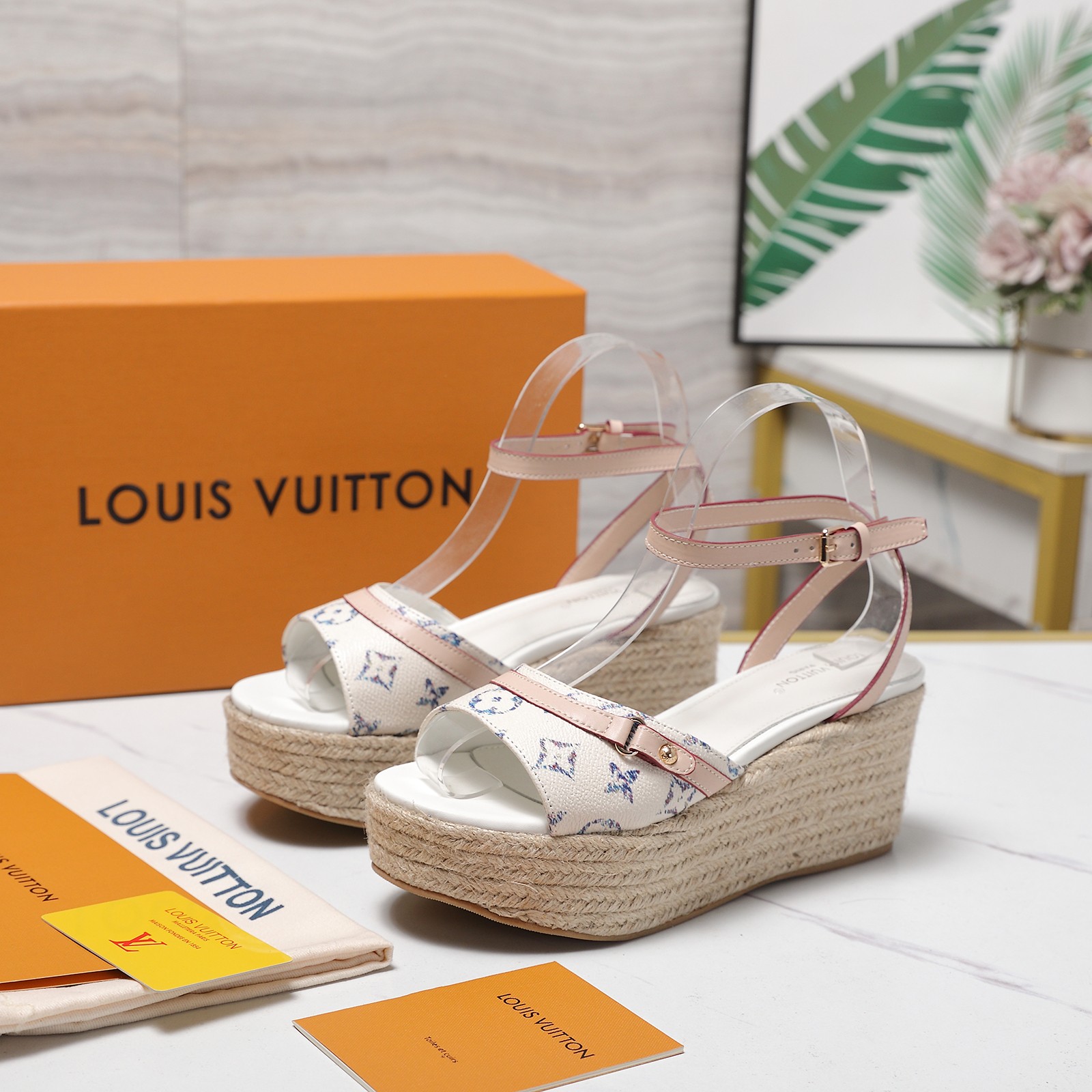 NO:724744,The top version of Lv's latest heel platform sandals. The latest 2026 summer Louis Vuitton/Louis Vuitton women's LV letter hemp rope platform sandals. The Shake open hip design on the back of this V sandal is made of imported calfskin. The bold design color presentation perfectly enhances its modern lines. It is famous for its iconic V-line wide heel and exquisite details with brand letters. Inspired by the iconic opening of the Twist bag, the eternal Louis Vuitton signature elegance  2026 summer must-have for goddesses, the original replica, super comfortable on the feet. Shows the queen's temperament. Upper: custom printed leather + rivet decoration, imported sheepskin lining, imported sheepskin foot pads, original open-molded TPR outsole. Heel height 6CM. Standard code 35-42 (custom-made code 41 and 42, non-returnable and non-exchangeable). Comes with original drawer box, sandals, louis vuitton, louis vuitton, louis  vuitton,sandals,cowhide,sheepskin19860909顶级版本 Lv最新恨天高 坡跟水台凉鞋 2026夏季最新款Louis Vuitton/路易威登女款LV字母麻绳底水台凉鞋,此款V家凉鞋背面的Shake开放式臀部设计由进口小牛皮制成,大胆设计的色彩呈现,完美提升其现代线条,以其标志性的V行宽跟和带有品牌字母的精致细节而著称,灵感来自Twist包的标志性开舍,永恒的路易威登签名优雅 2026夏季女神们的夏季必备款, 原版复刻,脚感超舒适.尽显女王气质 鞋面: 定制印花皮 +铆钉装饰, 内里进口羊皮 垫脚进口羊皮垫脚, 大底原版开模TPR大底 跟高6CM 标准码35-42(41 42码订做 不退不换) 配原版抽屉盒,凉鞋,louis vuitton,louis vuitton,louis vuitton,sandals,cowhide,sheepskin,Women's Shoes