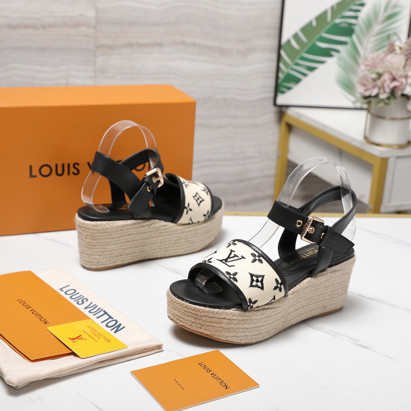 NO:724749,The top version of Lv's latest heel platform sandals. The latest 2026 summer Louis Vuitton/Louis Vuitton women's LV letter hemp rope platform sandals. The Shake open hip design on the back of this V sandal is made of imported calfskin. The bold design color presentation perfectly enhances its modern lines. It is famous for its iconic V-line wide heel and exquisite details with brand letters. Inspired by the iconic opening of the Twist bag, the eternal Louis Vuitton signature elegance  2026 summer must-have for goddesses, the original replica, super comfortable on the feet. Shows the queen's temperament. Upper: Customized cloth pattern + embroidery process. Imported sheepskin lining. Imported sheepskin foot pads. Original open-molded TPR outsole. Heel height 6CM. Standard size 35-42 (custom-made 41 and 42 sizes, non-returnable and non-exchangeable). Comes with original drawer box, sandals, louis vuitton, louis vuitton, louis  vuitton,sandals,cowhide,sheepskin19860909顶级版本 Lv最新恨天高 坡跟水台凉鞋 2026夏季最新款Louis Vuitton/路易威登女款LV字母麻绳底水台凉鞋,此款V家凉鞋背面的Shake开放式臀部设计由进口小牛皮制成,大胆设计的色彩呈现,完美提升其现代线条,以其标志性的V行宽跟和带有品牌字母的精致细节而著称,灵感来自Twist包的标志性开舍,永恒的路易威登签名优雅 2026夏季女神们的夏季必备款, 原版复刻,脚感超舒适.尽显女王气质 鞋面: 定制布纹 +刺绣工艺 内里进口羊皮 垫脚进口羊皮垫脚, 大底原版开模TPR大底 跟高6CM 标准码35-42(41 42码订做 不退不换) 配原版抽屉盒,凉鞋,louis vuitton,louis vuitton,louis vuitton,sandals,cowhide,sheepskin,Women's Shoes