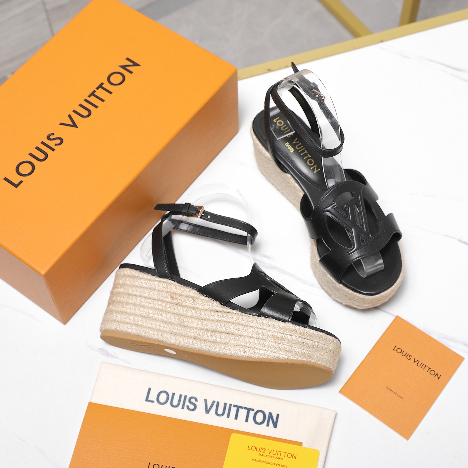NO:724739,The top version of Lv's latest heel platform sandals. The latest 2026 summer Louis Vuitton/Louis Vuitton women's LV letter hemp rope platform sandals. The Shake open hip design on the back of this V sandal is made of imported calfskin. The bold design color presentation perfectly enhances its modern lines. It is famous for its iconic V-line wide heel and exquisite details with brand letters. Inspired by the iconic opening of the Twist bag, the eternal Louis Vuitton signature elegance  2026 summer must-have for goddesses, the original replica, super comfortable on the feet. Shows the queen's temperament. Upper: customized cowhide + hollow LOGO craftsmanship. Imported sheepskin lining. Imported sheepskin foot pads. Original open-molded TPR outsole. Heel height 6CM. Standard code 35-42 (custom-made code 41 and 42, non-returnable and non-exchangeable). Comes with original drawer box, sandals, louis vuitton, louis  vuitton,louis vuitton,sandals,cowhide,sheepskin19860909顶级版本 Lv最新恨天高 坡跟水台凉鞋 2026夏季最新款Louis Vuitton/路易威登女款LV字母麻绳底水台凉鞋,此款V家凉鞋背面的Shake开放式臀部设计由进口小牛皮制成,大胆设计的色彩呈现,完美提升其现代线条,以其标志性的V行宽跟和带有品牌字母的精致细节而著称,灵感来自Twist包的标志性开舍,永恒的路易威登签名优雅 2026夏季女神们的夏季必备款, 原版复刻,脚感超舒适.尽显女王气质 鞋面: 定制牛皮+镂空LOGO工艺 内里进口羊皮 垫脚进口羊皮垫脚, 大底原版开模TPR大底 跟高6CM 标准码35-42(41 42码订做 不退不换) 配原版抽屉盒,凉鞋,louis vuitton,louis vuitton,louis vuitton,sandals,cowhide,sheepskin,Women's Shoes