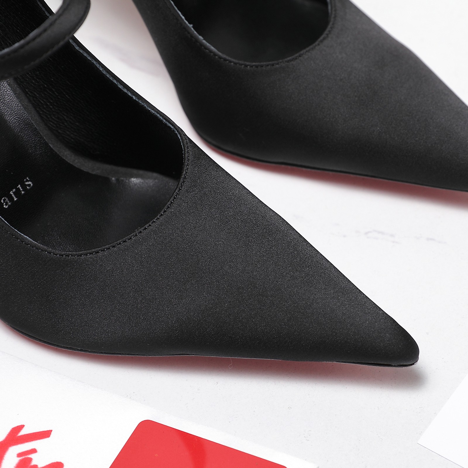 NO:724731,The highest version of red-soled high heels 2026 spring and summer new fashion catwalk high-heeled shoes CL red sole forever new red-soled ballet high-heeled shoes special heel design unique and stunning, just a whole beauty crazy #fatal temptation I just tried it on my feet, very easy to wear, very stable and very beautiful #redsoled shoes Super comfortable high heels Feminine shoes must have a pair of red sole shoes. Silk upper/patent leather lining sheepskin Heel height 10.5cm  Size 35-39 (ordered on 40.41.42) Packaging CL full set of original packaging, high heels single shoes, christian louboutin, high heels, sheepskin, real silk19860909最高版本 红底高跟 2026春夏新款时装走秀高跟单鞋 CL红底永远的 新款红底芭蕾高跟鞋 特殊的鞋跟设计 独特到惊艳 就是一整个美疯#致命的诱惑 刚刚上脚试了 非常好穿非常稳 也非常美#红底鞋 超舒适的高跟鞋 女人味鞋子必须有一双红底鞋 鞋面真丝/漆皮 内里羊皮 跟高10.5cm 尺寸35-39（40.41.42订） 包装CL全套原版包装,高跟鞋单鞋,christian louboutin,high heels,sheepskin,real silk,Women's Shoes