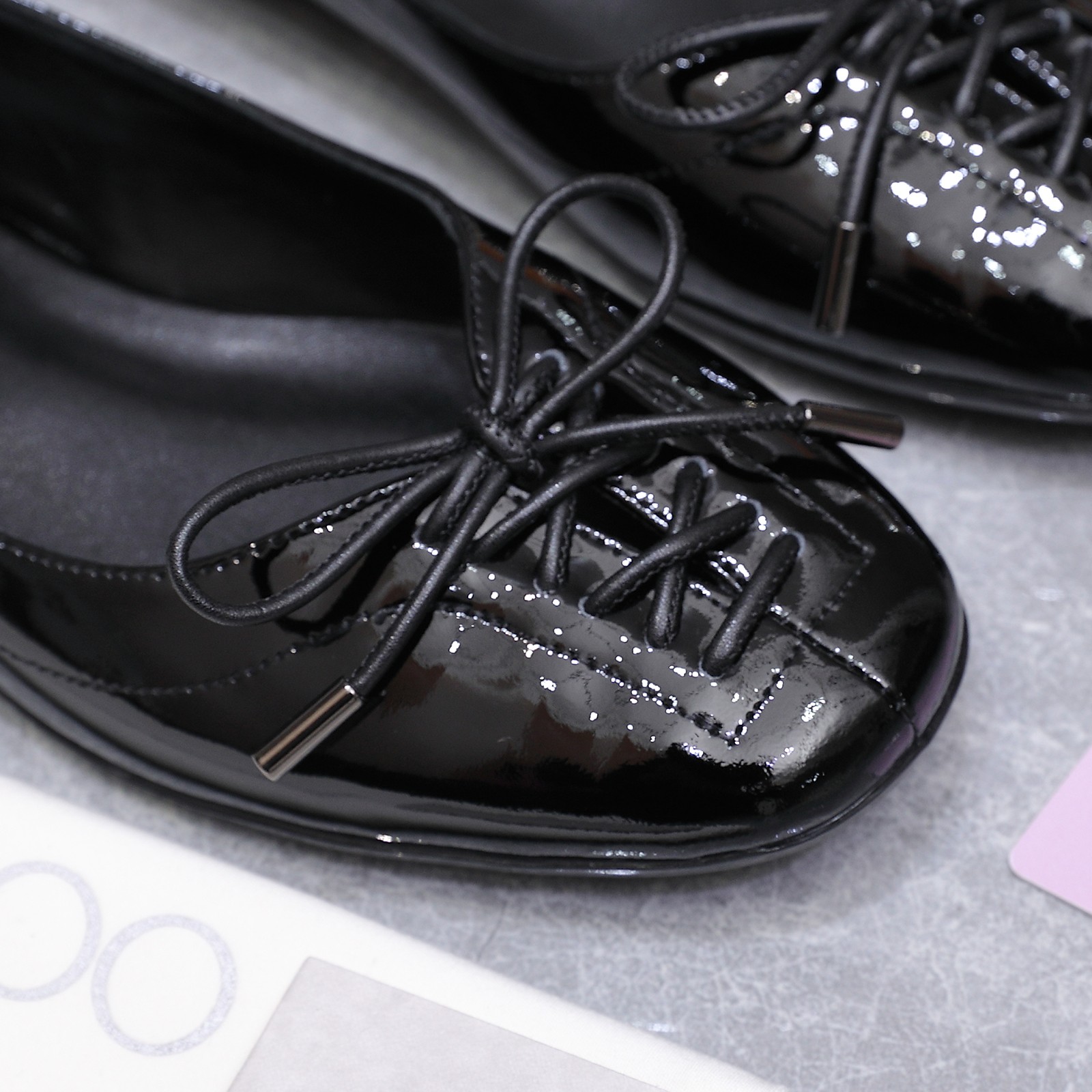 NO:724727,Top version Jimmy Choo JC 26/ New flat sole, thick heel, hollow shoes, new fashion flat shoes, elegant and generous shoe shape, fashionable and durable, comfortable to wear, fashionable personality starts from the first step, elegant temperament, timeless, enjoy the envious eyes. Imported first-layer calfskin upper, sheepskin lining, outsole, Italian genuine leather outsole, original custom hardware for accessories, Size#35-41 (customized for 40 and 41)  price,shoes,jimmy choo,jimmy choo,flats,cowhide,sheepskin,Leather soles19860909顶级版本 Jimmy Choo 吉米周 JC 26/ 新款平底 粗跟 镂空 单鞋 新款时装平底鞋,优雅大气鞋型,时髦耐看,穿着舒适跟脚,时尚个性始于足下,优雅气质,历久弥新,悦享羡慕眼光 鞋面进口头层小牛皮 内里羊皮 大底意大利真皮大底 配饰原版定制五金 Size#35-41（40 41定做） 价格,单鞋,jimmy choo,jimmy choo,flats,cowhide,sheepskin,Leather soles,Women's Shoes