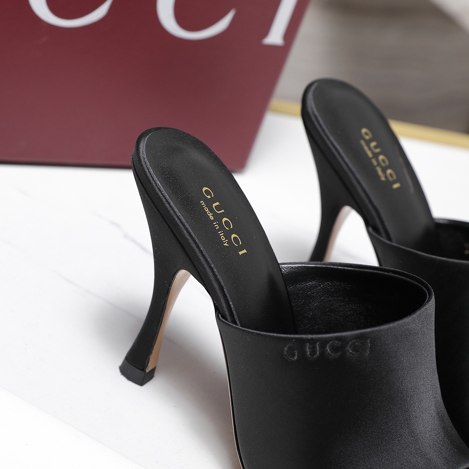 NO:724722,The highest version of Gucci!  ／2026 new summer stiletto slippers, purchasing agent level, top quality!  Purchase the original version and get a 1:1 top-quality replica!  The material is the same as the Y version. It is quite textured and can be compared with ZG. This high-heeled sandal has now become a classic item of the brand. The chain diamond buckle, a collection element inspired by the initials of Mr. GuccioGucci, injects brand connotation into this shoe. The brand uses different textures and colors to inject modern essence into the classic slippers. It is simply too classic to match the chain with diamond decoration. The fabric is imported silk satin, the lining is imported sheepskin, and the heel height is 8.5CM. The outsole is Italian leather.  Code number 35-41 (41.42 customized) Full set of original packaging!  price,high heels and slippers,gucci,sandals,high heels,slippers,sheepskin,real silk,silk fabric,Leather soles19860909Gucci最高版本！ ／2026夏季新款 细跟拖鞋 代购级别,顶级品质！ 原版购入1:1顶级复刻！ 材质和Y版一致 相当有质感 可以对比ZG无差距 这款高跟凉鞋现已成为品牌经典单品,灵感源自GuccioGucci先生姓名首字母缩写的典藏元素链条钻扣为这款鞋履注入品牌内涵.·品牌运用不同织纹和配色在经典拖鞋中注入现代精髓.搭配上链条镶钻饰简直太经典了. 面料进口真丝绸缎 内里进口羊皮里 跟高8.5CM 大底意大利真皮大底. 码数35-41（41.42定做） 全套原版包装！ 价格,高跟鞋拖鞋,gucci,sandals,high heels,slippers,sheepskin,real silk,silk fabric,Leather soles,Women's Shoes