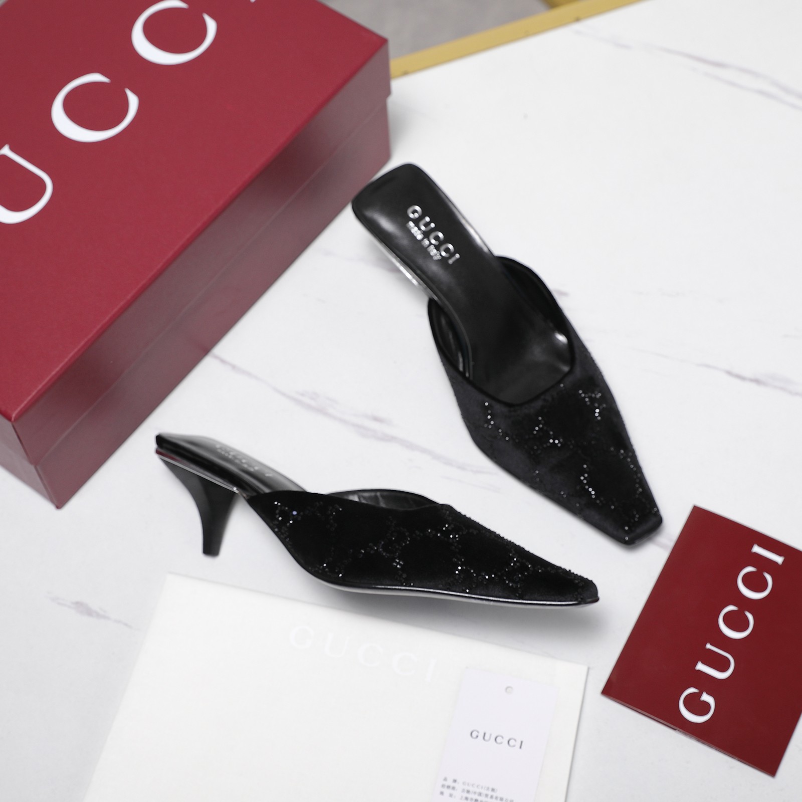 NO:724716,The highest version of Gucci!  ／2026 new summer slippers, purchasing agent level, top quality!  Purchase the original version and get a 1:1 top-quality replica!  The material is the same as the Y version. It is quite textured and can be compared with ZG. This high-heeled sandal has now become a classic item of the brand. The chain diamond buckle, a collection element inspired by the initials of Mr. GuccioGucci, injects brand connotation into this shoe. The brand uses different textures and colors to inject modern essence into the classic slippers. Paired with the chain and diamond decoration, it is simply too classic. The fabric is imported velvet + hot diamond technology, the lining is imported sheepskin, and the heel height is 1CM/6CM  Outsole Italian leather outsole. Size 35-41 (41.42 customized) Full set of original packaging!  Price, half drag, gucci, sandals, slippers, sheepskin, Leather soles19860909Gucci最高版本！ ／2026夏季新款 拖鞋 代购级别,顶级品质！ 原版购入1:1顶级复刻！ 材质和Y版一致 相当有质感 可以对比ZG无差距 这款高跟凉鞋现已成为品牌经典单品,灵感源自GuccioGucci先生姓名首字母缩写的典藏元素链条钻扣为这款鞋履注入品牌内涵.·品牌运用不同织纹和配色在经典拖鞋中注入现代精髓.搭配上链条镶钻饰简直太经典了. 面料进口丝绒+烫钻工艺 内里进口羊皮里 跟高1CM/6CM 大底意大利真皮大底. 码数35-41（41.42定做） 全套原版包装！ 价格,半拖,gucci,sandals,slippers,sheepskin,Leather soles,Women's Shoes