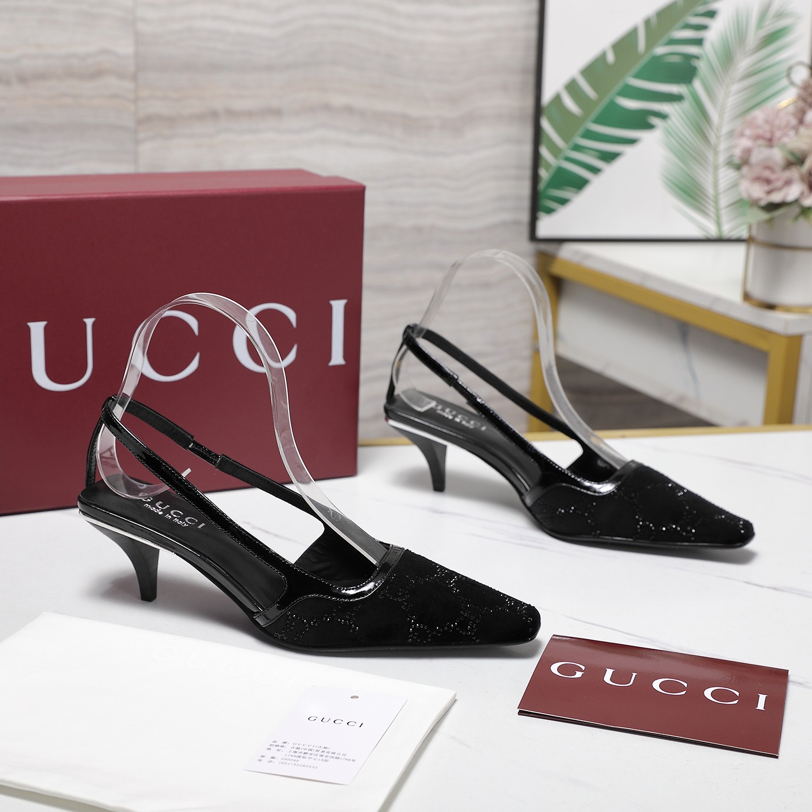 NO:724710,The highest version of Gucci!  ／2026 new summer style hollow back sandals, layered leather heel + electroplated heel plate + diamond heel buckle, purchasing agent level, top quality!  Purchase the original version and get a 1:1 top-quality replica!  The material is the same as the Y version. It is quite textured and can be compared with ZG. This high-heeled sandal has now become a classic item of the brand. The chain diamond buckle, a collection element inspired by the initials of Mr. GuccioGucci, injects brand connotation into this shoe. The brand uses different textures and colors to inject modern essence into the classic slippers. Paired with the chain and diamond decoration, it is simply too classic. The fabric is imported velvet + hot diamond process, the lining is imported sheepskin lining, and the heel height is 6CM. The outsole is Italian genuine leather.  Code number 35-41 (41.42 customized) Full set of original packaging!  price,high heels sandals,gucci,sandals,high heels,slippers,sheepskin,Leather soles19860909Gucci最高版本！ ／2026夏季新款 后空凉鞋 层皮跟+电镀跟片+镶钻跟扣 代购级别,顶级品质！ 原版购入1:1顶级复刻！ 材质和Y版一致 相当有质感 可以对比ZG无差距 这款高跟凉鞋现已成为品牌经典单品,灵感源自GuccioGucci先生姓名首字母缩写的典藏元素链条钻扣为这款鞋履注入品牌内涵.·品牌运用不同织纹和配色在经典拖鞋中注入现代精髓.搭配上链条镶钻饰简直太经典了. 面料进口丝绒+烫钻工艺 内里进口羊皮里 跟高6CM 大底意大利真皮大底. 码数35-41（41.42定做） 全套原版包装！ 价格,高跟鞋凉鞋,gucci,sandals,high heels,slippers,sheepskin,Leather soles,Women's Shoes