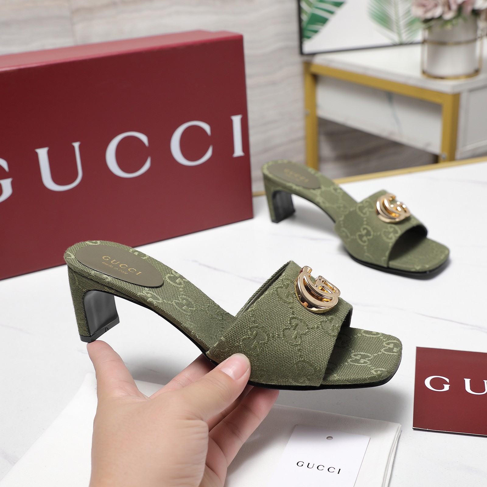 NO:724704,The highest version of Gucci!  ／2026 new summer style mid-heeled slippers with double G buckle, purchasing agent level, top quality!  Purchase the original version and get a 1:1 top-quality replica!  The material is the same as the Y version. It has a good texture and can be compared with ZG. This high-heeled sandal has now become a classic item of the brand. The chain diamond buckle, a collection element inspired by the initials of Mr. GuccioGucci, injects brand connotation into this shoe. The brand uses different textures and colors to inject modern essence into the classic slippers. It is simply too classic to match the chain with diamond decoration. The fabric is imported cowhide, the lining is imported sheepskin, and the heel height is 5.5CM. The outsole is Italian genuine leather.  Code number 35-41 (41.42 customized) Full set of original packaging!  price,high heels slippers,gucci,sandals,high heels,slippers,cowhide,sheepskin,Leather soles19860909Gucci最高版本！ ／2026夏季新款 中跟拖鞋 双G扣 代购级别,顶级品质！ 原版购入1:1顶级复刻！ 材质和Y版一致 相当有质感 可以对比ZG无差距 这款高跟凉鞋现已成为品牌经典单品,灵感源自GuccioGucci先生姓名首字母缩写的典藏元素链条钻扣为这款鞋履注入品牌内涵.·品牌运用不同织纹和配色在经典拖鞋中注入现代精髓.搭配上链条镶钻饰简直太经典了. 面料进口牛皮 内里进口羊皮里 跟高5.5CM 大底意大利真皮大底. 码数35-41（41.42定做） 全套原版包装！ 价格,高跟鞋拖鞋,gucci,sandals,high heels,slippers,cowhide,sheepskin,Leather soles,Women's Shoes