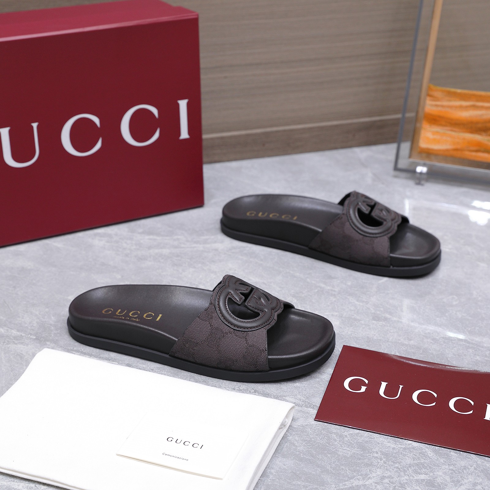 NO:724747,GUCCi high-end boutique 2026 Gucci midsummer series new gold anchor chain beach sandals and slippers top purchasing quality!  A 1:1 replica of the original version, the upper is laminated with a laminated process, and the protruding logo highlights the brand's charm. Every detail has been carefully polished and delicately produced. It can be compared with ZG, and the quality is the same!  As an iconic design of the 1960s, the design of the anchor chain is inspired by the bustling and dazzling world of cruise ships. This slipper is made of flexible imported oil-waxed leather, and the details reveal elegance. The fabric is original custom-made imported cowhide, lining/foot pads imported sheepskin lining, 2.0CM thick heel, outsole, Italian genuine leather sole/wear-resistant rubber sole, size female 35-41 (female 4041 custom-made, non-refundable)  Packaging full set of green original packaging price, slippers, gucci, gucci, sandals, slippers, cowhide, sheepskin19860909GUCCi高端精品 2026古驰仲夏系列新品金色船锚链沙滩凉鞋拖鞋顶级代购品质！原版1:1复刻,鞋面压胶工艺 凸出logo彰显品牌魅力毎个细节皆经过精心打磨细腻制作.可与ZG对比如一,无二品质！ 作为20世纪60年代的标志性设计,船锚链的设计灵感源自繁华璀璨的游船世界.这款拖鞋采用柔韧进口油蜡皮匠心打造,考就细节流露优雅韵致. 面料原版定制进口牛皮 内里/垫脚进口羊皮里 鞋跟2.0CM厚底 大底意大利真皮底/耐磨橡胶底 尺码女35-41 (女4041定做不退换） 包装全套绿色原包装 价格,拖鞋,gucci,gucci,sandals,slippers,cowhide,sheepskin,Women's Shoes