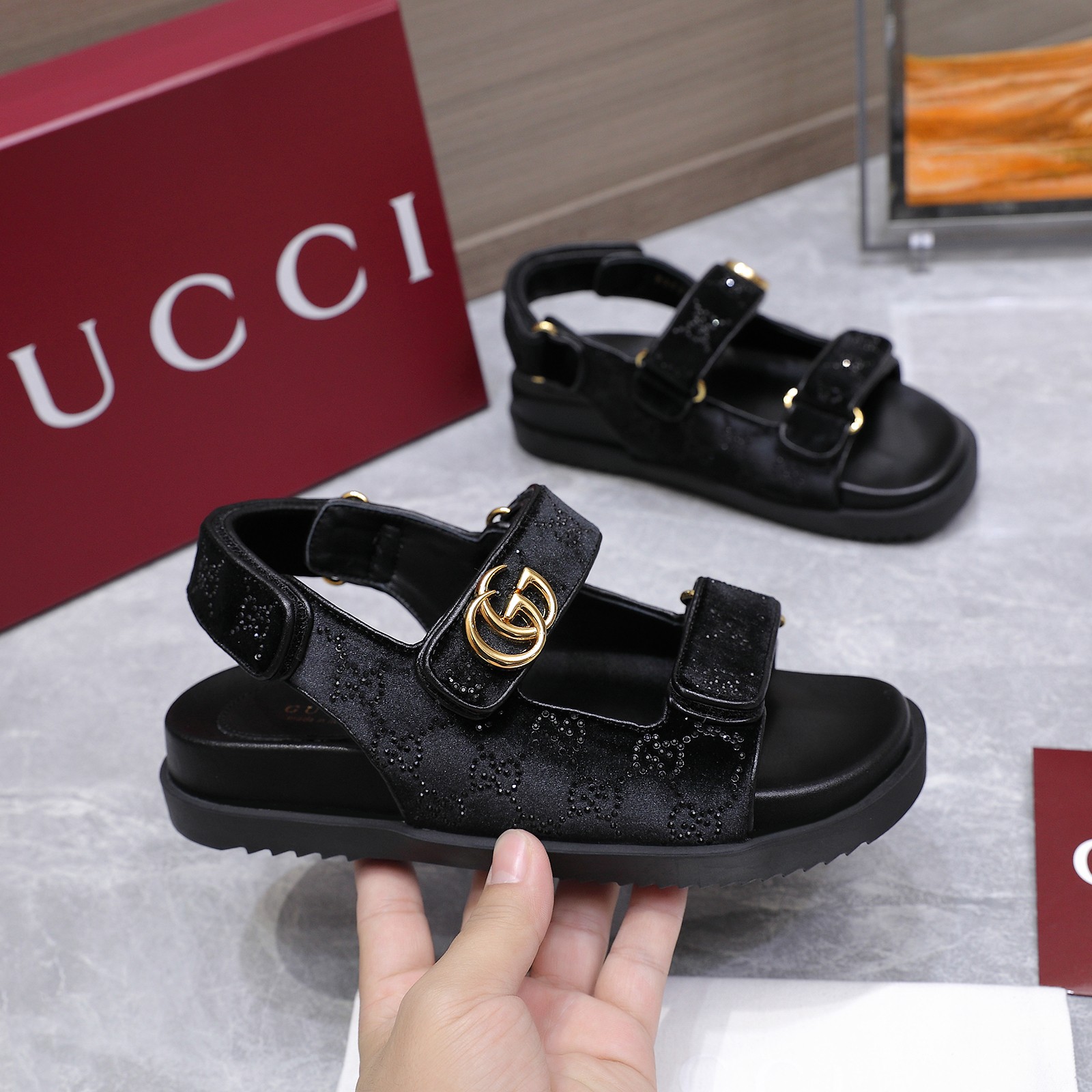 NO:724742,GUCCi high-end boutique 2026 Gucci early spring series GG crystal hot diamond Velcro double G G buckle beach slippers sandals top purchasing quality!  It is a 1:1 replica of the original version, and every detail has been carefully polished and made delicately. It can be compared with ZG, and the quality is unparalleled!  This sling-back shoe is made of classic GG floral fabric and animal hair pattern fabric. It displays the concept of femininity with feminine details of tulle, lace and crystal, creating a stunning new interpretation of the work!  Fabric original imported velvet + hot rhinestones Lining/foot pads imported sheepskin lining Heel 2.0CM thick sole Outsole mold imported rubber sole Size female 35-42 (4142 customized, non-returnable) Packaging red box original packaging Price, slippers and sandals, gucci, gucci, sandals, slippers, sheepskin19860909GUCCi高端精品 2026古驰早春系列GG水晶烫钻魔术贴双G G扣沙滩拖鞋凉鞋 顶级代购品质！原版1:1复刻,毎个细节皆经过精心打磨细腻制作.可与ZG对比如一,无二品质！ 这款后系带鞋由饰经典GG老花布织物 动物毛图案面料制作而成,以富有薄纱、蕾丝和水晶女性魅力细节展现女性气质的理念,打造令人惊艳的作品焕新演绎！ 面料原版进口丝绒+烫钻 内里/垫脚进口羊皮里 鞋跟2.0CM厚底 大底模具进口橡胶底 尺码女35-42 (4142定做不退换） 包装红盒原版包装 价格,拖鞋凉鞋,gucci,gucci,sandals,slippers,sheepskin,Women's Shoes
