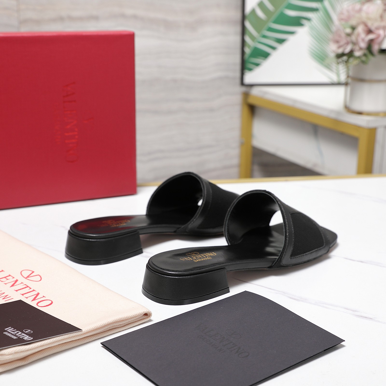 NO:724715,The highest version of Valentino Paris Fashion Week 2026 spring and summer show 2026 new Valentino flat sandals and slippers Valentino is a fashion brand originated from Italy. It combines Italian craftsmanship and modern beauty to interpret a new fashion charm. It continues the ultra-high heel design and is favored by well-known overseas bloggers. Tens of millions of fan bloggers love it and it sells well at home and abroad. It is out of stock in China. The top version has matching colors. Every color is beautiful.  Comes with family-style classic hardware, highly recognizable. Original water table heel with high open version. Imported grain sheepskin lining + customized cloth pattern. Original custom-made leather outsole. Heel height 2cm. Packaging complete with original packaging. Size 35-42 '41.42 order', slippers, valentino, valentino, sandals, slippers, sheepskin, Leather soles19860909最高版本 Valentino 巴黎时装周 2026春夏秀场款 2026新款华伦天奴平底凉鞋 拖鞋 Valentino华伦天奴源于意大利的时装品牌, ,融合意大利手工艺和现代美感,演绎全新时尚魅力 延续超高跟设计,深得海外知名博主青睐 千万粉丝博主倾情演绎,畅销海内外 国内已经断货,顶级版本 配色,每个颜色都是绝美 自带家族式经典五金,辨识度极高 原版水台跟高开版,. 内里进口粒面羊皮 +定制布纹 鞋底原版定制真皮大底 跟高2cm 包装全套原版包装 码数35-42「41.42订」,拖鞋,valentino,valentino,sandals,slippers,sheepskin,Leather soles,Women's Shoes