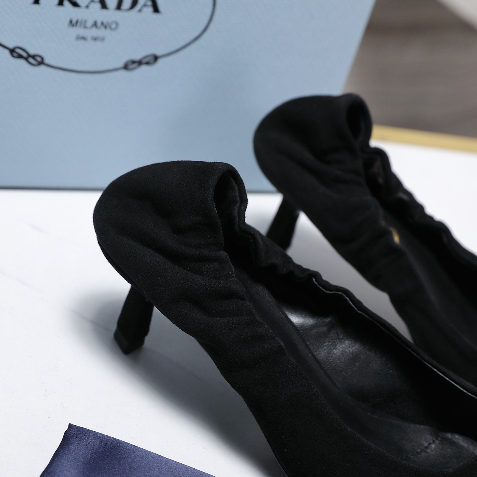 NO:724698,Prada catwalk style pointed toe elastic pleated shoes 5.5cm PRADA simple design triangle logo logo logo design and simple lines very stylish simple and pure tone original molding comfortable street ———————————————— Sheep suede logo leather outsole craftsmanship leading the forefront lining lambskin Italian leather outsole size 35-42 (40 41  42 orders) Packaging with full package price, single shoes, prada, prada, sheepskin, chamois leather, Leather soles19860909普拉达 走秀款 尖头松紧口褶皱单鞋 5.5cm PRADA 简约设计 三角logo logo logo 的设计和简约的线条 很有格调 简单纯粹得色调 原版开模 舒适炸街 ———————————————————— 羊反绒麂皮 logo 真皮大底 工艺 引领前沿 内里 小羊皮 意大利真皮大底    码数35 -42（40 41 42订）  包装配全套包装  价格,单鞋,prada,prada,sheepskin,chamois leather,Leather soles,Women's Shoes