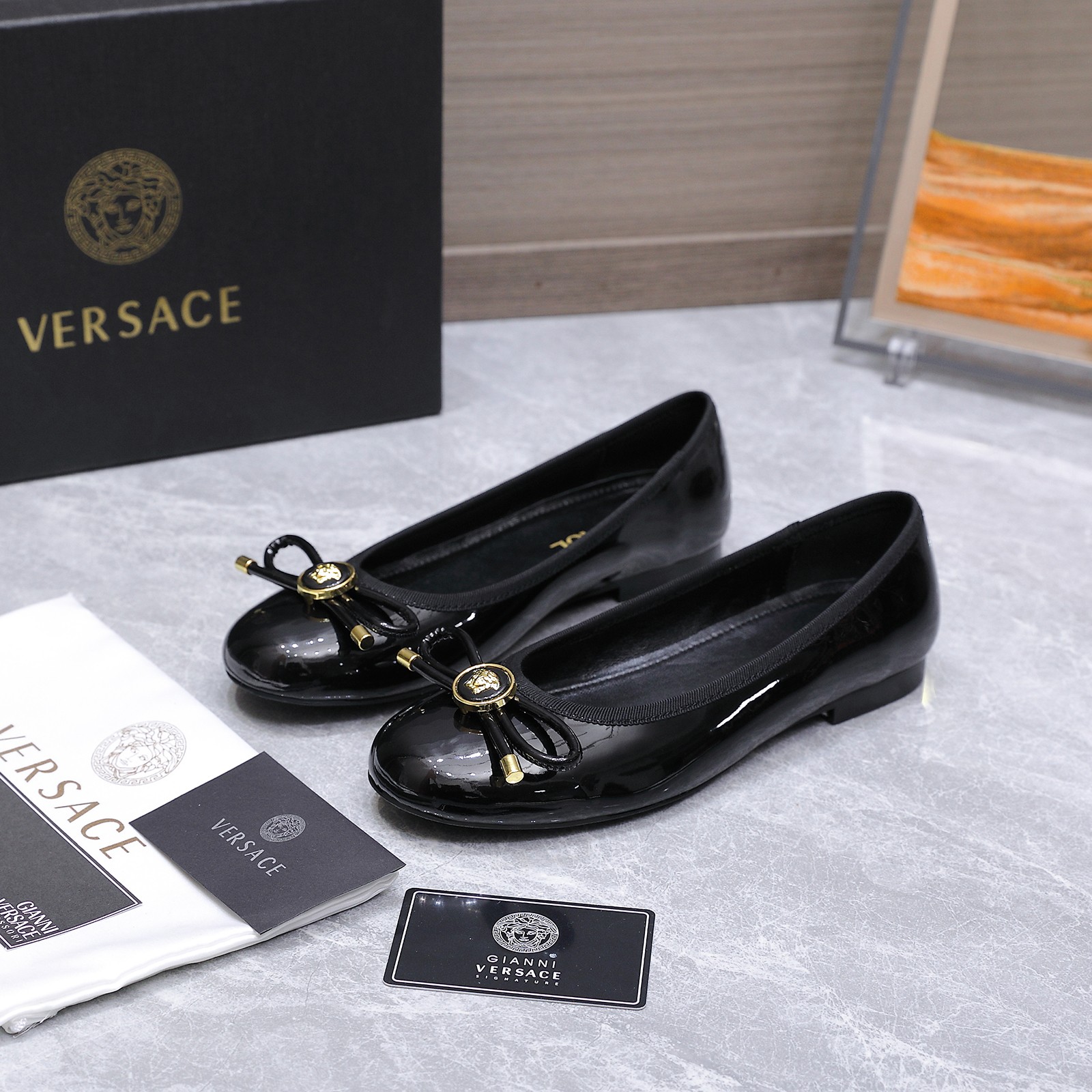 Женские черные лаковые балетки Versace с декоративным бантом