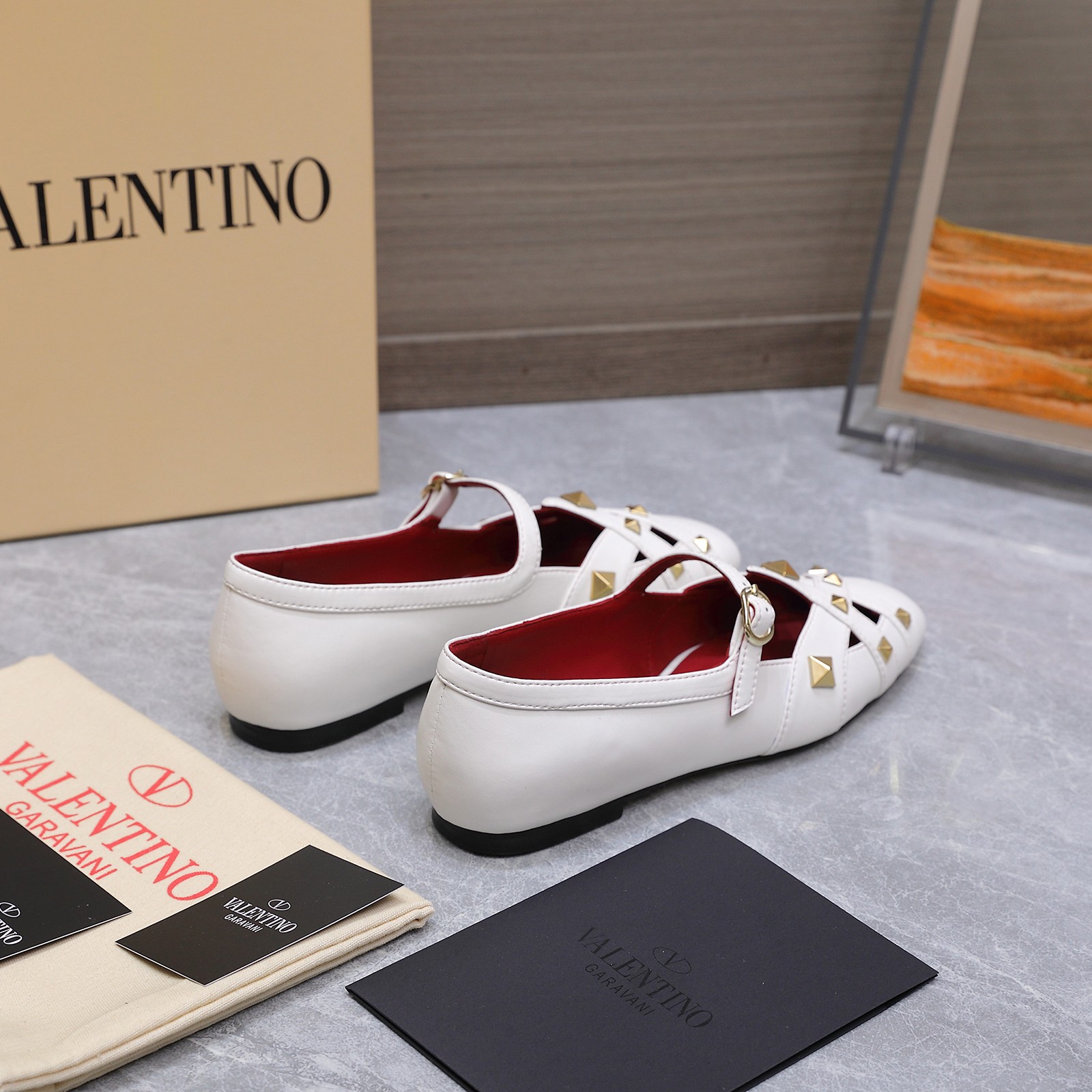 Женские туфли с пряжкой и декоративными заклепками Valentino Garavani