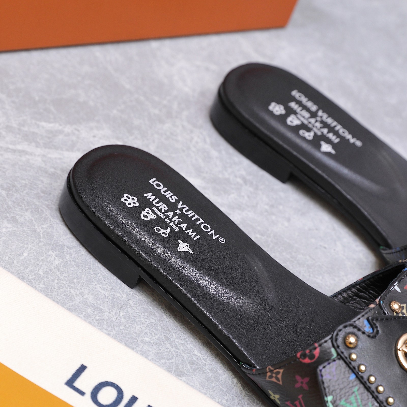 NO:724676,Top Edition LV New Slippers LV | Louis Vuitton 2026 Early Autumn New Top Edition The counter features the latest models, new hard goods, exquisite fasteners + rivets (each rivet has a LOGO mark), full of oil edge craftsmanship, purchasing agent level!  Full of high-end feel!  A popular model among bloggers at home and abroad, it is retro, fashionable and looks great on your feet!  The official website's main recommendation★ ━━━━━ t ━━━━━ Material: imported first-layer cowhide, lining: whole sheepskin for foot pads, outsole: original one-to-one genuine leather sole, high flat heel, shoe size: 35-42 (41.42 custom-made, non-refundable) Price, slippers, louis vuitton, louis  vuitton,slippers,cowhide,sheepskin19860909顶级版 LV 新款拖鞋 LV | 路易威登 2026 早秋新款 顶级版本 专柜主打最新款 硬货上新 精致扣件＋铆钉（每一个铆钉都有LOGO标）满满的油边工艺 代购级别！高级感十足！国内外博主刷爆的一款,复古又时髦上脚美炸了！官网主推款★ ━━━━━ t ━━━━━ 材料:进口头层牛皮 内里:垫脚全羊皮 大底:原版一比一真皮的底 跟高平底 鞋码: 35-42(41.42定做不退换) 价格,拖鞋,louis vuitton,louis vuitton,slippers,cowhide,sheepskin,Women's Shoes