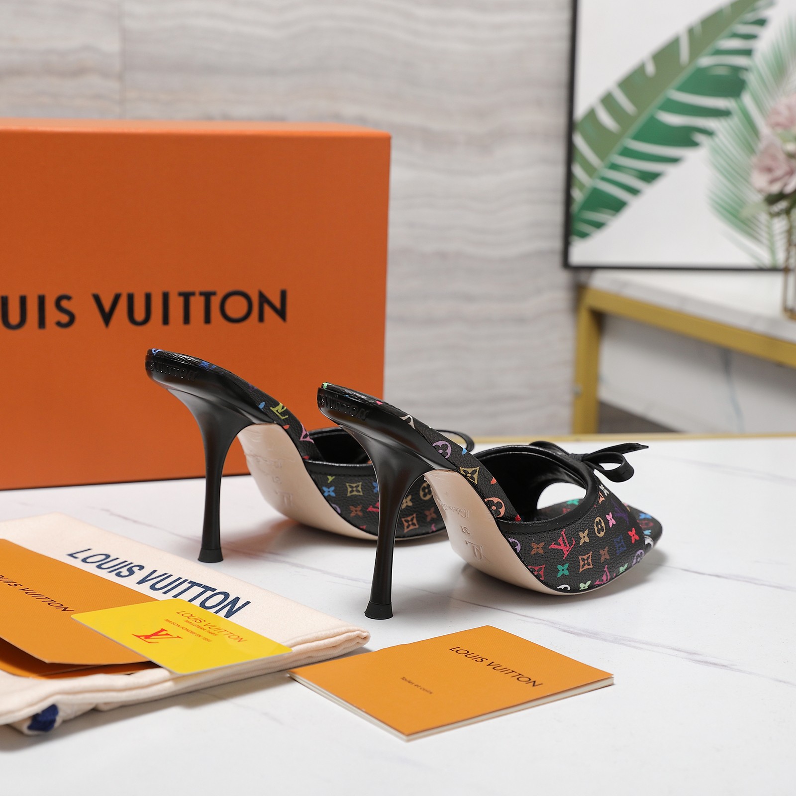 NO:724671,Top version of LV new slippers LV | Louis Vuitton 2026 early autumn new top version. The counter features the latest models. Hard goods are new. Bow decoration + full of oil edge craftsmanship. Purchasing agent level!  Full of high-end feel!  A popular model among bloggers at home and abroad, it is retro, fashionable and looks great on your feet!  The official website's main recommendation★ ━━━━━ t ━━━━━ Material: imported first-layer cowhide. Lining: full sheepskin for foot pads. Outsole: original one-to-one genuine leather sole. Heel height 5.5cm/9.5cm. Shoe size: 35-42 (41.42 custom-made, non-refundable). Price, high heels and slippers, louis  vuitton,louis vuitton,high heels,slippers,cowhide,sheepskin19860909顶级版 LV 新款拖鞋 LV | 路易威登 2026 早秋新款 顶级版本 专柜主打最新款 硬货上新 蝴蝶结装饰+满满的油边工艺 代购级别！高级感十足！国内外博主刷爆的一款,复古又时髦上脚美炸了！官网主推款★ ━━━━━ t ━━━━━ 材料:进口头层牛皮 内里:垫脚全羊皮 大底:原版一比一真皮的底 跟高5.5cm/9.5cm 鞋码: 35-42(41.42定做不退换) 价格,高跟鞋拖鞋,louis vuitton,louis vuitton,high heels,slippers,cowhide,sheepskin,Women's Shoes