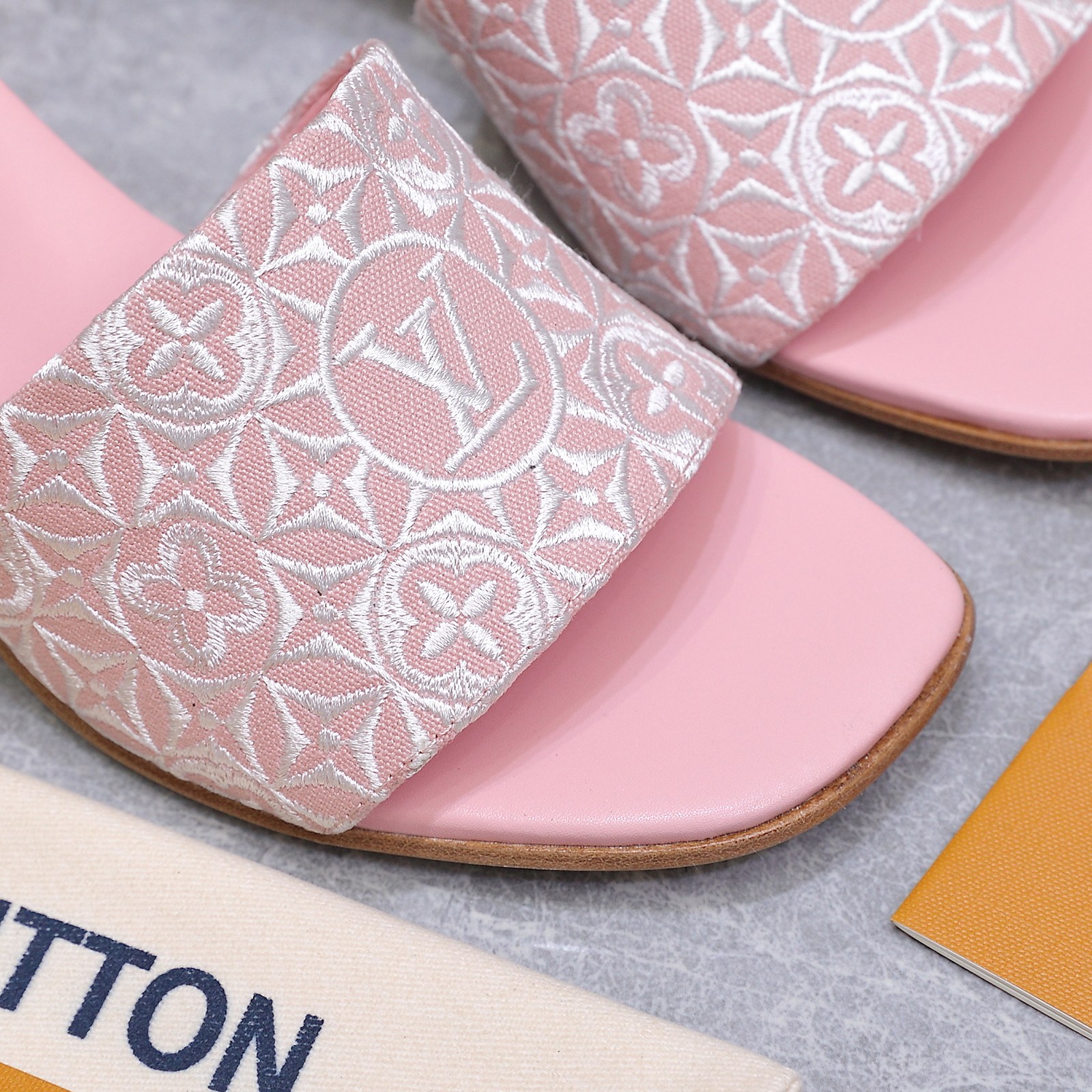 NO:724667,Top version of LV new slippers LV | Louis Vuitton 2026 early autumn new top version. The counter features the latest styles. Hard goods are new. Original embroidery craftsmanship. Purchasing level!  Full of high-end feel!  A popular model among bloggers at home and abroad, it is retro, fashionable and looks great on your feet!  The official website's main recommendation★ ━━━━━ t ━━━━━ Material: imported first-layer cowhide. Lining: full sheepskin for foot pads. Outsole: original one-to-one genuine leather sole. High flat sole/5.5cm. Shoe size: 35-42 (41.42 custom-made, non-refundable). Price, slippers, louis vuitton, louis  vuitton,slippers,cowhide,sheepskin19860909顶级版 LV 新款拖鞋 LV | 路易威登 2026 早秋新款 顶级版本 专柜主打最新款 硬货上新 原版刺绣工艺 代购级别！高级感十足！国内外博主刷爆的一款,复古又时髦上脚美炸了！官网主推款★ ━━━━━ t ━━━━━ 材料:进口头层牛皮 内里:垫脚全羊皮 大底:原版一比一真皮的底 跟高平底/5.5cm 鞋码: 35-42(41.42定做不退换) 价格,拖鞋,louis vuitton,louis vuitton,slippers,cowhide,sheepskin,Women's Shoes