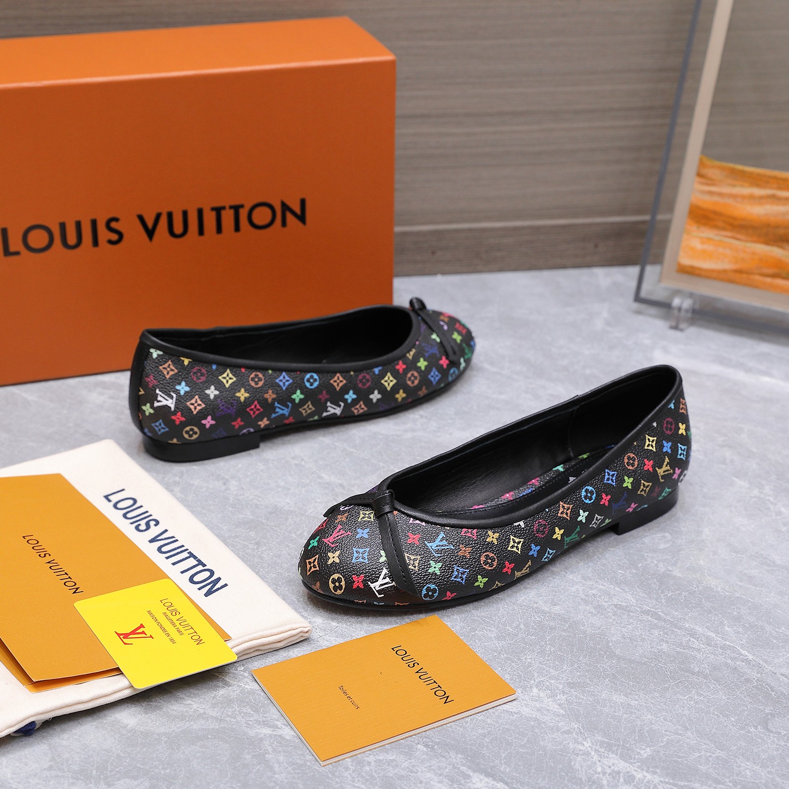 NO:724664,The highest version of LV | Louis Vuitton 26 2026 early spring new model. The top version is the same as the original version. The counter focuses on the latest ROMY flat ballet shoes. Hard goods are new. Purchasing level!  Full of high-end feel!  A popular model among bloggers at home and abroad, it is retro, fashionable and looks great on your feet!  The official website's main recommendation★ ━━━━━ t ━━━━━ High-customized presbyopia leather upper, imported sheepskin lining, original Italian leather outsole, shoe size: 35-42 (customized at 41.42), single shoes, louis vuitton, louis vuitton, sheepskin, Leather soles19860909最高版本 LV | 路易威登 26 2026早春新款 顶级版本原版一致 专柜主打最新款 ROMY平底芭蕾舞鞋 硬货上新 代购级别！高级感十足！国内外博主刷爆的一款,复古又时髦上脚美炸了！官网主推款★ ━━━━━ t ━━━━━ 鞋面高定制老花皮 内里进口羊皮里 大底原版意大利真皮大底 鞋码: 35-42（41.42定制）,单鞋,louis vuitton,louis vuitton,sheepskin,Leather soles,Women's Shoes