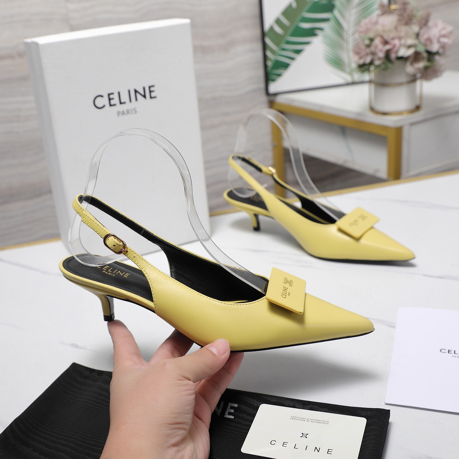 NO:724654,CELIN*E Celine Arc de Triomphe kitten heel business card shoes square buckle back sandals, the texture is very high-end!  The design of the 'metal nameplate' on the toe is amazing. It not only has brand recognition, but also combines French laziness and sophistication. The back strap also shows off the slender ankle~ The pointed toe makes the foot look great, and the kitten heel is stable for walking. It can be worn for commuting and dating. Paired with a black suit, it looks like an 'urban female elite', and paired with a skirt, it becomes a 'French-style beauty'. It feels like the foot is not a shoe, but a high-end switch!  Every step you take seems to send out the signal of 'she is expensive but easy to wear'. Who can refuse this sense of sophistication~ The front of the shoe body is decorated with a small CELINE metal logo, which is low-key and highlights the brand recognition. The brand words are also printed on the inside of the shoe. The flat design is matched with soft leather, which combines comfort and daily wearability, and is suitable for commuting, leisure and other occasions. The upper is sheepskin, the lining is sheepskin, and the sole is Italian genuine leather. Size 35-39 (40.41)  42 Customized (non-refundable), high heels and sandals, celine, celine, sandals, high heels, skirts, business suit, sheepskin, Leather soles19860909CELIN*E 赛琳 思琳凯旋门小猫跟名片鞋方扣后空凉鞋 质感巨高级！鞋头那块“金属铭牌”设计绝了,既有品牌辨识度,又把法式慵懒和干练感揉在一起,后空绑带还特显脚踝细～ 尖头把脚型衬得巨好看,小猫跟走路也稳,通勤、约会都能穿.配黑西装是“都市女精英”,搭裙子又变“法式氛围美人”,感觉脚踩的不是鞋,是高级感开关啊！每走一步都像在散发“姐很贵但很好搭”的信号,谁能拒绝这种精致感啊～ 鞋身正面有小巧的CELINE金属徽标装饰,低调又凸显品牌辨识度,鞋内也印有品牌字样.平底设计搭配柔软皮质,兼顾了舒适度与日常实穿性,适合通勤、休闲等多种场合. 鞋面羊皮 内里垫脚羊皮 鞋底意大利真皮大底 码数35-39（40.41 42定做不退换）,高跟鞋凉鞋,celine,celine,sandals,high heels,skirts,business suit,sheepskin,Leather soles,Women's Shoes