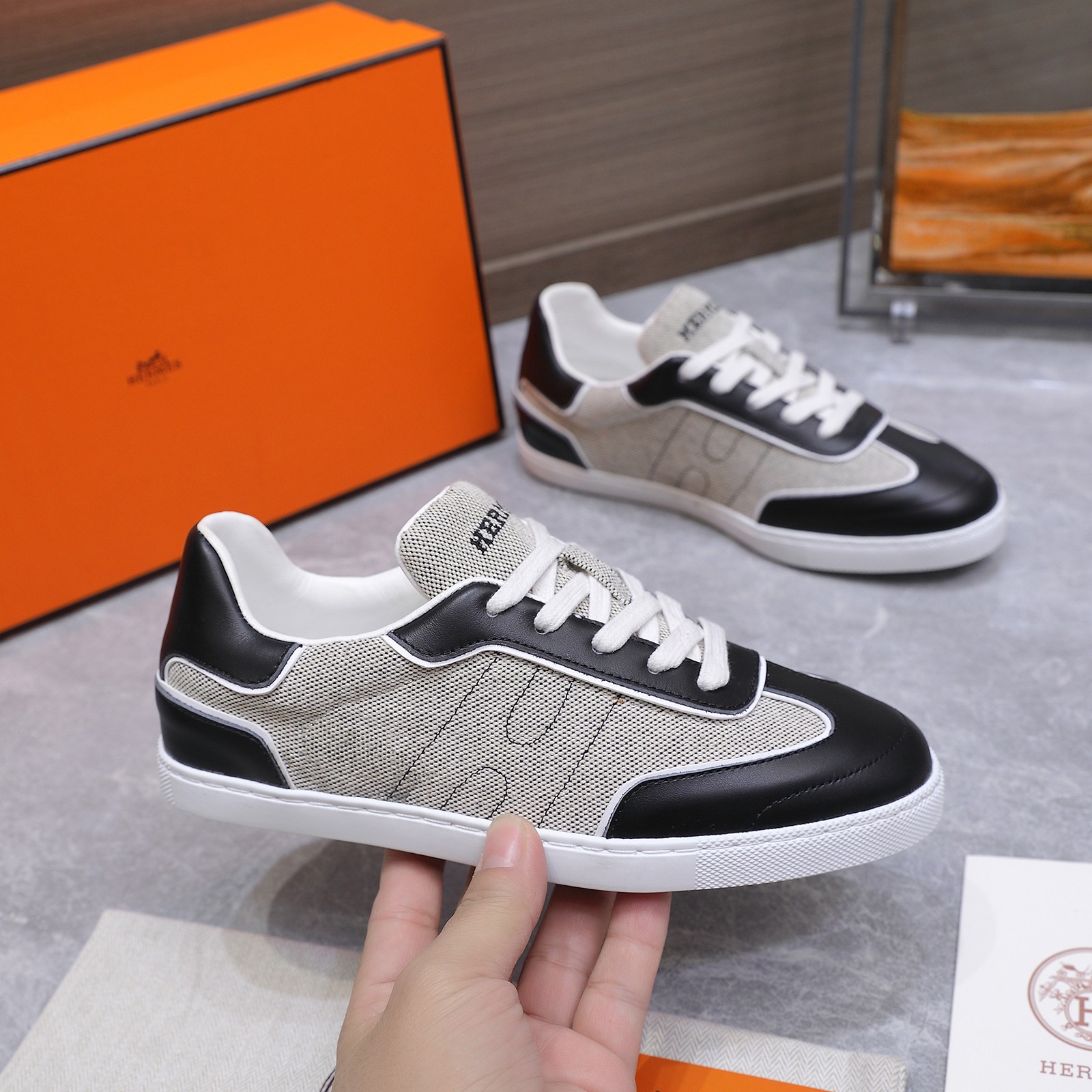 NO:724643,Top quality Hermes H home 2026 new spring and summer Match sneakers series lace-up casual sneakers moral training shoes flat white shoes sports-style goatskin and calfskin sneakers, decorated with perforated 'italic H' patterns. The design is simple and smooth, creating a retro urban look. The craftsmanship is extremely exquisite, every detail of the shoes is specially considered, quite eye-catching, and the elegant splicing elements highlight the good temperament!  The fashionable flying woven lace-up method adds a casual atmosphere, and the exquisite lines can better reflect the family-style design language. Interspersed with exquisite lines, it perfectly fits the foot shape, naturally outlines the fashionable outline, achieves a visual impact, and fully interprets a different sports style!  Calfskin upper, sheepskin lining, original molded rubber outsole, size 35-42 (41 42 customized, non-returnable) price, casual shoes/sports shoes, hermes, hermes, sneakers, cowhide, sheepskin19860909顶级品质 Hermes 爱马仕H家 2026春夏新款 Match运动鞋系列系带休闲运动鞋德训鞋平底小白鞋 运动风格山羊皮和小牛皮运动鞋,饰有镂孔'斜体H'图案.设计简约流畅,打造复古都市造型. 工艺极致,鞋子的每一个细节都特别用心,相当惹眼,雅致的拼接元素,凸显不俗的气质！ 时尚飞织系带方式,增添休闲的气息,精致的线条,无形之中能够更好体现出家族式的设计语言,穿插精致的线条,完美契合脚型,自然的勾勒出时尚的轮廓,达到视觉上的冲击效果,充分演绎不一样的运动风格！ 鞋面小牛皮 内里垫脚羊皮 鞋底原版开模橡胶大底 码数35-42(41 42定做不退换) 价格,休闲鞋/运动鞋,hermes,hermes,sneakers,cowhide,sheepskin,Women's Shoes