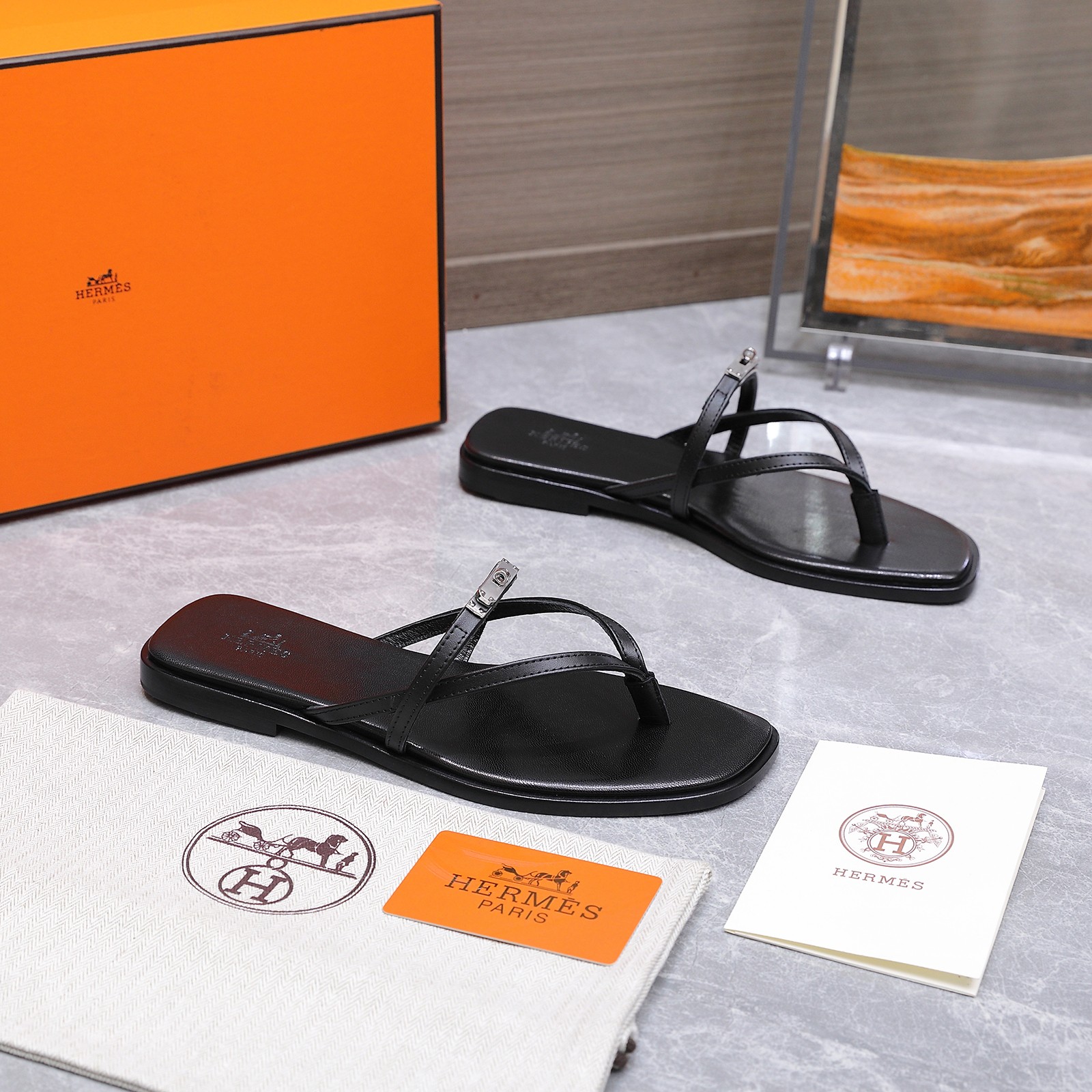 NO:724637,The highest version of HERMES, the new Kelly buckle flip-flops. Flip-flops must be the trendiest, best-looking and most advanced. This Hermès Kelly buckle flip-flops have definitely been included in the must-buy list in Malaysia!  !  It's the kind of thing that people can pick up and pay for just by putting it on the counter. To be honest, although their H slippers have their own characteristics, those who like minimalist and high-end style should buy this pair!  !  !  After all, H-pants are more of a casual style, but this pair has a high-end sense of sophistication, especially when paired with this year's popular linen mini-suits, it's absolutely stunning!  !  Sizes 35-42 (41 and 42 customized, non-returnable) Price, split-toe shoes, hermes, hermes, slippers19860909最高版本 HERMES 爱马仕新款kelly扣人字拖 人字拖鞋就要穿最潮最好看最高级的那种,这款爱马仕Kelly扣夹脚拖鞋实打实的被列入了大马必买清单！！是那种放在柜台就能被人一样选中买单的程度,说实话虽然说他家的H拖鞋各有各的特点,但是喜欢极简高级风的更要入手这双！！！ 毕竟H拖更多的是休闲风,但是这双反而会有那种高级的精致感,特别是搭配今年很火的亚麻小套装衣服直接是王炸了！！ 尺码35-42（41 42定制不退换） 价格,分趾鞋,hermes,hermes,slippers,Women's Shoes