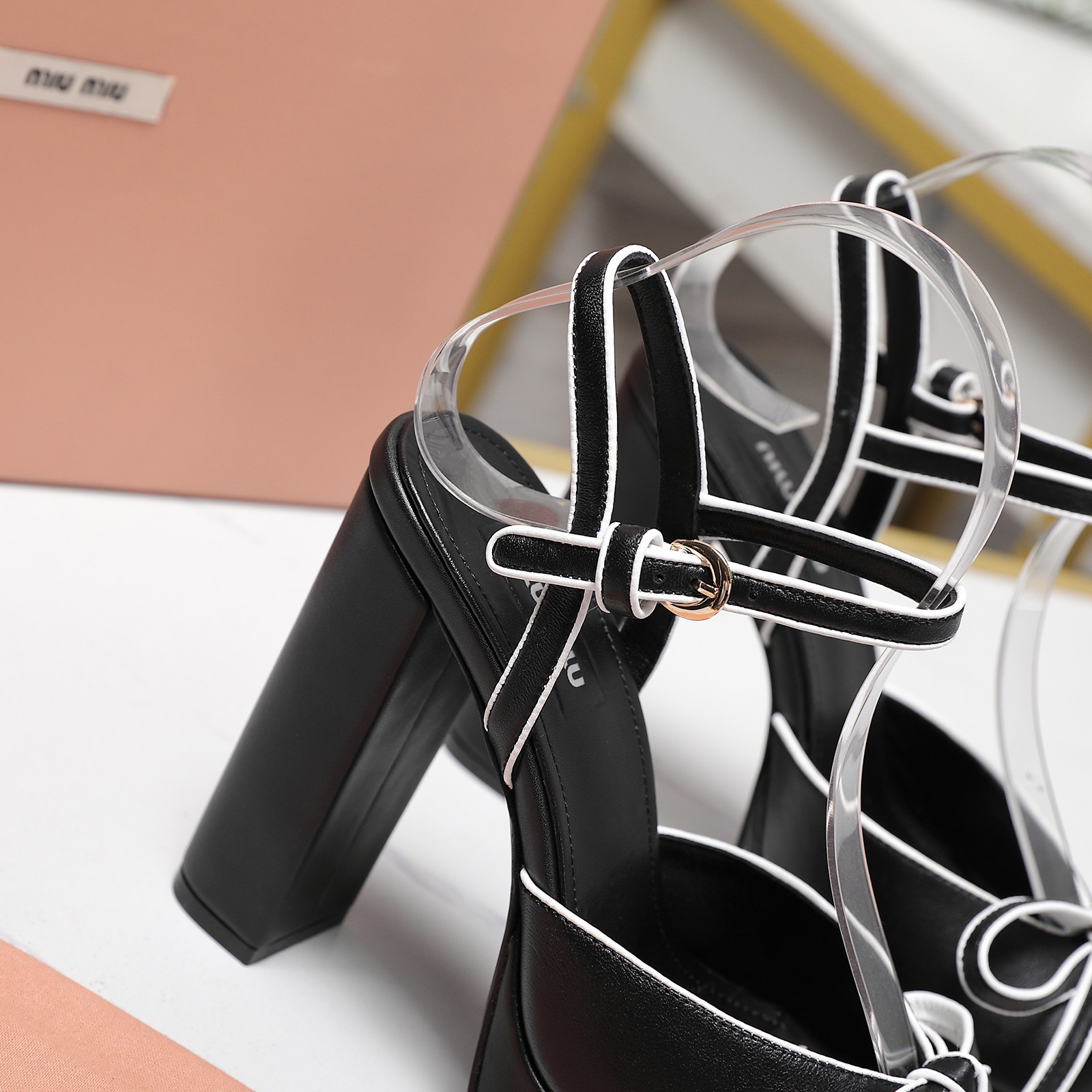 NO:746998,The original one-to-one reproduction of the top quality, pure hand-wrapped edge technology, Miu Miu thick-heeled water platform sandals. Miu Miu 26 spring and summer MIUMIU sandals are really beautiful. At first glance, these miumiu high heels are even more stunning on the feet~ High heels that combine sexy and high heels are very versatile, and the height is perfect for me. I don’t feel tired when wearing them. It’s definitely a good pair to buy!  Fabric imported cowhide, lining sheepskin, midsole Italian genuine leather outsole, heel height 12CM, water platform 2.5CM, size 35-42 (41 42 customized, non-returnable, non-exchangeable), high heels and sandals, miumiu, sandals, high heels, cowhide, sheepskin, Leather soles19860909原版一比一复刻顶级 纯手工包边工艺 Miu Miu 粗跟水台凉鞋 缪缪26春夏MIUMIU凉鞋真的美晕了 一眼看上miumiu这双高跟鞋,上脚果然更惊艳~ 集性感与于一体的高跟鞋,非常百搭,而且高度也太适合我了,穿着不累脚 绝对入手不亏的一双！ 面料进口牛皮 内里羊皮 中底意大利真皮大底 跟高12CM 水台2.5CM 码数35-42（41 42定制不退不换）,高跟鞋凉鞋,miumiu,sandals,high heels,cowhide,sheepskin,Leather soles,Women's Shoes