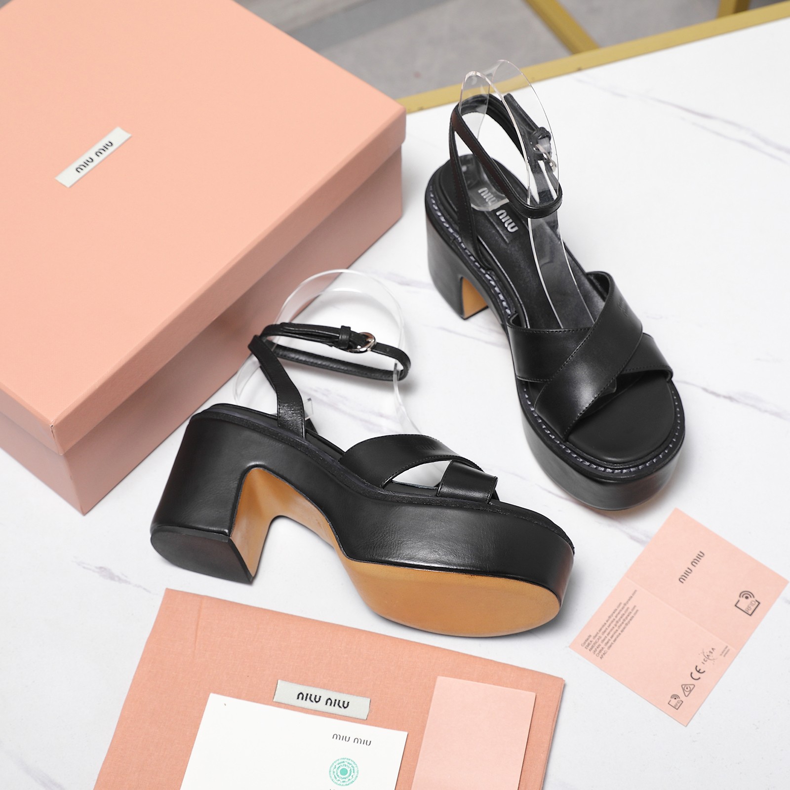 NO:746995,Top purchase Miu Miu 26 spring and summer new sandals Miu Miu women's high-heeled sandals, which are the brand's iconic retro thick-soled shoes. - Thick waterproof platform design, effectively reducing the foot pressure caused by high heels - Cross-type upper straps + adjustable ankle buckles, fit the foot shape and not easy to fall off - Style positioning combines the retro style of the 1970s with the modern sweet and cool feeling, and is the iconic item of 'miu style wear'. -  Suitable for parties, dates, fashion street photography and other occasions where you need to enhance your aura. Material: imported waxed cowhide. Heel height: 8cm at the back and 4.5cm at the front. Original Italian customized leather outsole. Size: 35-42 (40, 41, 42, custom-made, non-refundable). Price, high heels and sandals, miumiu, sandals, high heels, cowhide, Leather soles19860909顶级代购 Miumiu 缪缪 26春夏新款凉鞋 Miu Miu 女士高跟凉鞋,属于品牌标志性的复古厚底鞋型. - 厚防水台设计,有效降低高跟带来的脚感压力- 交叉式鞋面绑带 + 可调节脚踝搭扣,贴合脚型,不易脱落 - 风格定位融合了70年代复古风与现代甜酷感,是“miu系穿搭”的标志性单品. - 适用场景派对、约会、时尚街拍等需要提升气场的场合 材质进口打蜡牛皮 跟高后8cm 前4.5cm 鞋底原版意大利定制真皮大底 码数35-42（40 41 42定做不退换) 价格,高跟鞋凉鞋,miumiu,sandals,high heels,cowhide,Leather soles,Women's Shoes