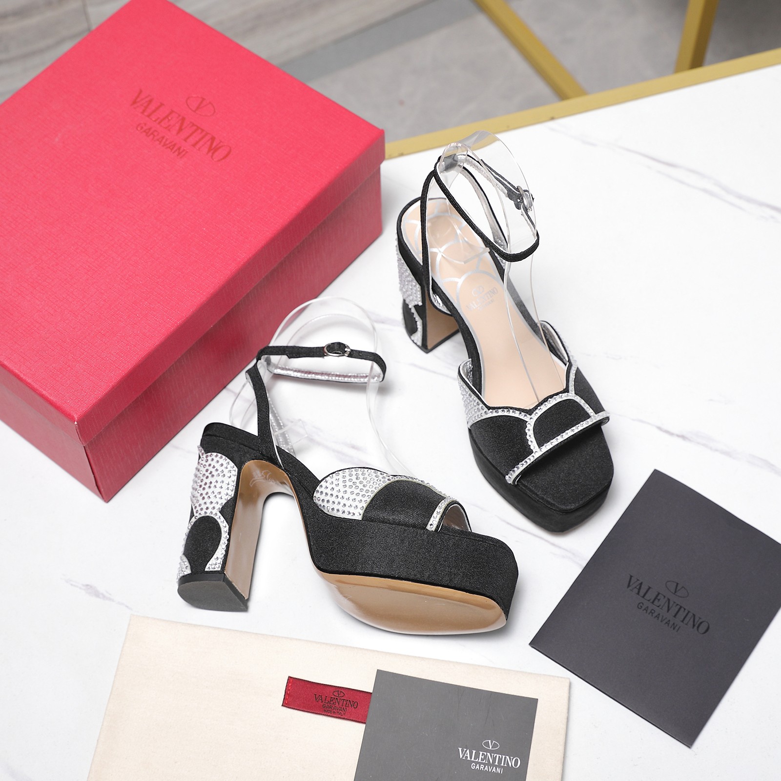 NO:746992,Top purchasing version Valentino/Valentino new model!  2026SS latest hot diamond series high-heeled water platform sandals!  Purchase the original version and get a 1:1 top-quality replica!  Exquisite last design, perfect side arc!  Answer The shoe design uses a combination of thick waterproof platform + thick high heel. This design can effectively disperse the pressure on the forefoot and is more stable than stiletto heels; the fish mouth design exposes the toes, adding a sense of sexiness and elegance; the one-word buckle strap at the ankle ensures a good fit when walking. Full of retro elegance +. The thick high heel design is comfortable and elegant, T  The word strap + adjustable buckle makes the wear more stable. The thick sole not only increases the height, but is also very comfortable, which can be easily controlled in daily life or special occasions. The handmade details are a plus, and the selected Italian-imported grade A leather outsole gives you a genuine foot feel!  The first choice for high-end customers to purchase [Material] Original imported silk upper, original imported sheepskin lining, original molded imported leather outsole [water table height] front 3cm, back 11CM [code number] 35-43 yards (41 42 43 customized) [packaging] equipped with original packaging, high heels and sandals, valentino, valentino, sandals, high heels, sheepskin, real silk, Leather soles19860909顶级代购版本 Valentino/华伦天奴新秀款！ 2026SS最新烫钻系列高跟水台凉鞋！原版购入1:1顶级复刻！精致的楦型设计,侧身弧线完美！ 答 鞋型设计采用了厚防水台+粗高跟的组合,这种设计能有效分散前掌压力,比细高跟更具稳定性；鱼嘴设计露出脚趾,增添了性感与优雅感；脚踝处的一字扣带则保证了行走时的贴合度. 复古优雅感满满＋.粗高跟设计,舒适又显气质, T 字带＋可调节扣带,穿着更稳固.厚底不仅增高,还很舒适,日常或特殊场合都能轻松驾驭.手工细节超加分, 精选意大利进口A级真皮大底,带给您正品级的脚感！供高端客户代购首选【材质】 鞋面原版进口真丝 内里原版进口羊皮 大底原版开模进口真皮大底【水台高】 前 3cm 后 11CM【码数】35-43码（41 42 43定做）【包装】配置原版包装,高跟鞋凉鞋,valentino,valentino,sandals,high heels,sheepskin,real silk,Leather soles,Women's Shoes