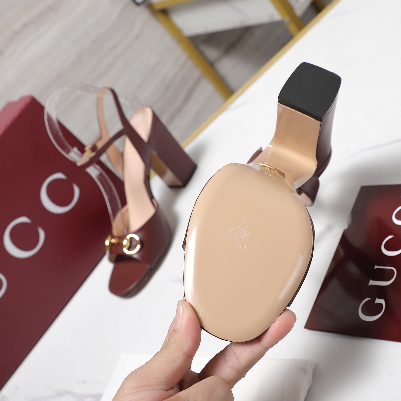 Женские кожаные босоножки с прозрачными ремешками Gucci