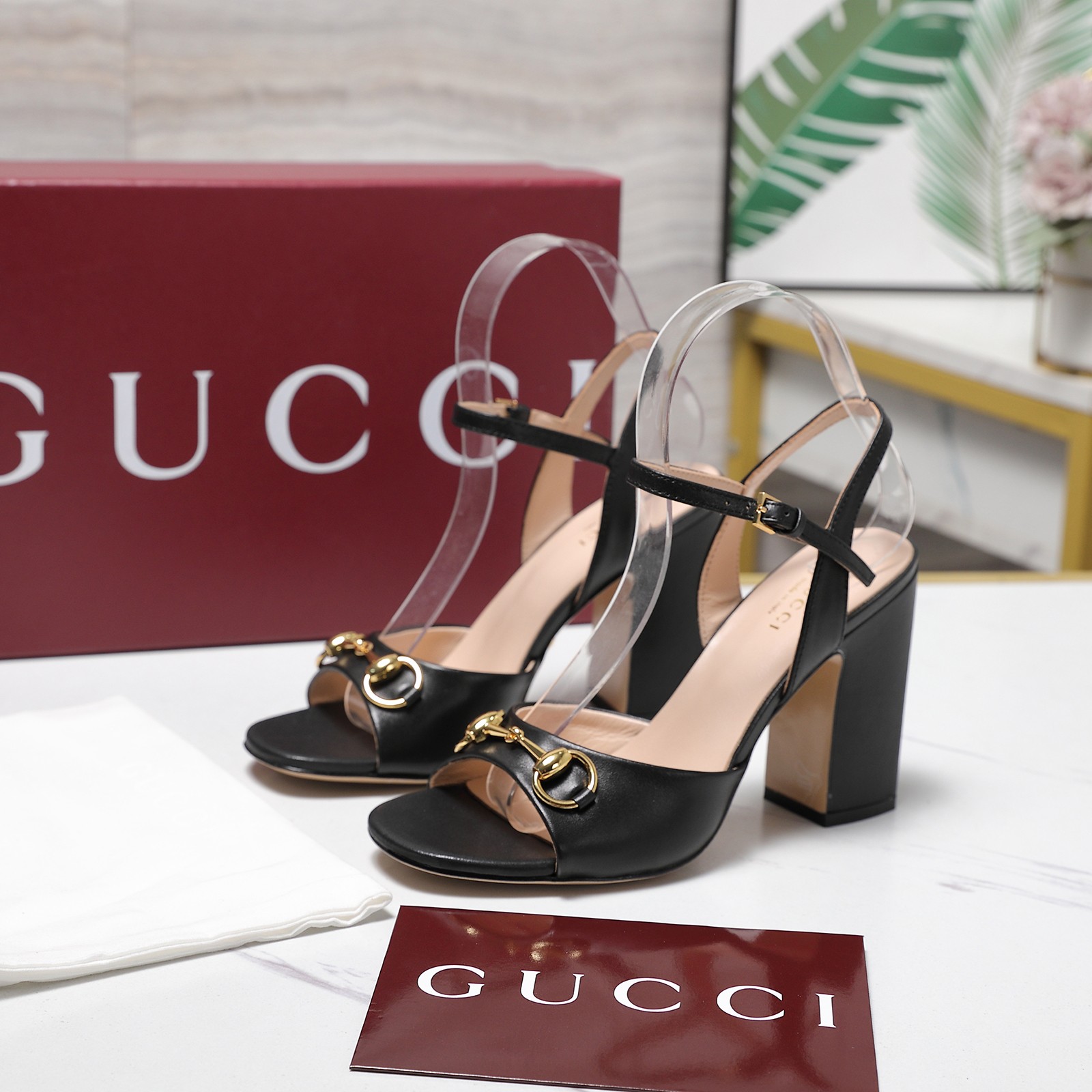 NO:747016,Exclusive new model ~ The highest version of GUCCI's new spring sandals, catwalk style, original development. The original one-to-one copy of the mid-heel and high-heeled series has been carefully polished for three months to ensure comfort. This year's super popular square toe series, Gucci has also started to update this series ~ This year's square toe series is so classic. This shoe is invincible with GUCCI Majie buckle. The newly designed colorful diamond heel is also the finishing touch.  A comfortable, versatile and luxurious shoe that you will definitely fall in love with when you put it on————————————Material: Imported cow patent leather/cowhide; Sheepskin lining; Heel height: 9.5cm; Size: 35-42 (40, 41, 42 customized); high heels, sandals, gucci, sandals, high heels, cowhide, sheepskin19860909独家新款～ 最高版本 GUCCI 春季新款凉鞋,走秀款,原版开发.原版一比一拷贝中跟 高跟一系列为保证舒适度精心打磨鞋楦3个月之久.今年超流行方头系列,gucci也开始了这个系列的更新了～ 今年的方头系列太经典了 这款鞋搭配GUCCI马街扣简直无敌 新设计的彩钻鞋跟也是画龙点睛之笔 一款舒适白搭又奢华的鞋子,一定会让你穿上就爱上 ——————————————— 材料面料进口牛漆皮/牛皮 内里内里羊皮 跟高9.5cm  码数35-42（40,41,42订做）,高跟鞋凉鞋,gucci,sandals,high heels,cowhide,sheepskin,Women's Shoes