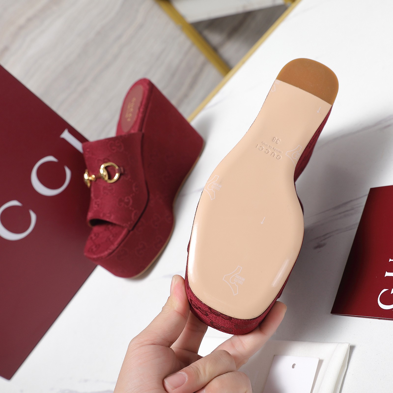 NO:746989,Gucci new models are on the market. 2026 Gucci spring and summer super double GG series new horsebit high platform slippers and high platform wedge sandals. These sandals are made of classic GG canvas, with a wide strap and rubber sole shape to create an excellent shoe design. The GG logo began to be used in the 1970s and evolved from the Gucci diamond diamond pattern design that originally originated in the 1930s. Since its launch, it has become an iconic traditional Gucci element.  Fabric imported cowhide/double G cloth, lining water-dyed cowhide, size 35-42 standard, 4142 custom-made, non-refundable, non-exchangeable, full original high-end packaging, 11 cm heel height, genuine leather outsole imported from Italy, Price ●Created in Italy, authentically developed!  The material and craftsmanship are consistent with the original version!  ,high heels sandals,gucci,sandals,high heels,slippers,cowhide,Leather soles19860909古奇Gucci新款上市 2026古奇春夏超级双GG系列新款马衔扣高厚底拖鞋高水台坡跟凉拖鞋 这款凉鞋由经典GG帆布制作,一字宽幅绑带搭配橡胶鞋底造型,打造出色的鞋款设计.GG标志于20世纪70年代开始使用,由最初起源于20世纪30年代的Gucci钻石菱格纹设计演化而来,自面世之后,便成为标志性的Gucci传统经典元素. 面料进口牛皮/双G布 内里水染牛皮里 尺码35-42标准码,4142定做不退不换 包装全套原版高端包装 跟高11厘米 大底意大利进口真皮大底 价格 ●意大利创作 正品开发！ 材质,工艺与原版一致！,高跟鞋凉鞋,gucci,sandals,high heels,slippers,cowhide,Leather soles,Women's Shoes