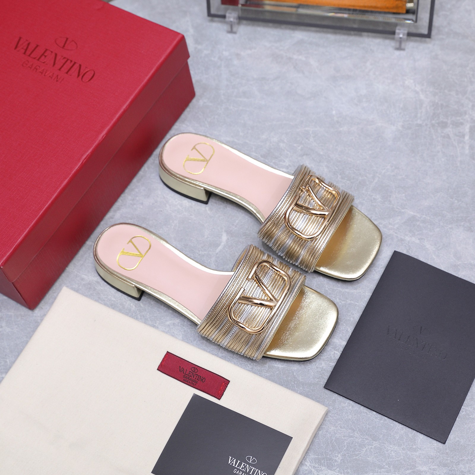 NO:748448,The highest version of Valentino Paris Fashion Week 2026 spring and summer show 2026 new Valentino mid-heeled sandals and slippers Valentino Valentino is a fashion brand originated from Italy. It combines Italian craftsmanship and modern beauty to interpret a new fashion charm. It continues the ultra-high heel design and is favored by well-known overseas bloggers. Tens of millions of fan bloggers love it and it sells well at home and abroad. It is out of stock in China. The top version has matching colors. Every color is beautiful.  Comes with family-style classic hardware, highly recognizable. Original water table heel with high opening. Specially crafted leather strips inside. Original custom-made leather outsole. Heel height 1.5cm. Packaging complete with original packaging. Size 35-42 '41.42 order', slippers, valentino, valentino, sandals, slippers, Leather soles19860909最高版本 Valentino 巴黎时装周 2026春夏秀场款 2026新款华伦天奴中跟凉鞋 拖鞋 Valentino华伦天奴源于意大利的时装品牌, ,融合意大利手工艺和现代美感,演绎全新时尚魅力 延续超高跟设计,深得海外知名博主青睐 千万粉丝博主倾情演绎,畅销海内外 国内已经断货,顶级版本 配色,每个颜色都是绝美 自带家族式经典五金,辨识度极高 原版水台跟高开版,. 内里特殊工艺真皮抽条拼接 鞋底原版定制真皮大底 跟高1.5cm 包装全套原版包装 码数35-42「41.42订」,拖鞋,valentino,valentino,sandals,slippers,Leather soles,Women's Shoes