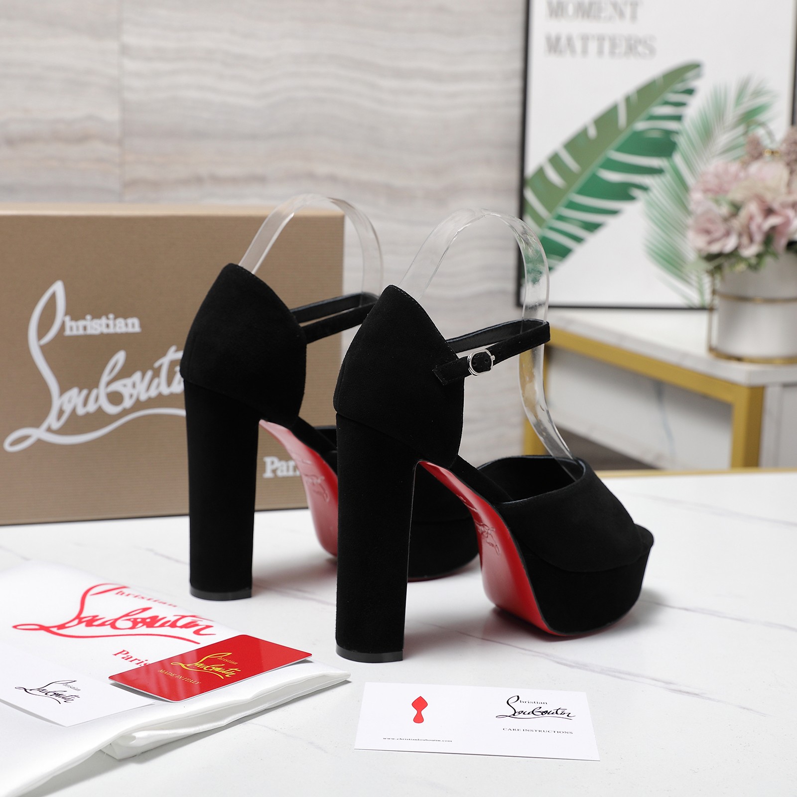 NO:747087,2026 spring and summer new fashion catwalk waterproof platform high-heeled sandals CL red sole forever —————————— Red-soled high-heeled new red-soled ballet high-heeled shoes There is nothing to say, just a whole beauty crazy #fatal temptation I just tried it on my feet, very easy to wear, very stable and very beautiful #红solated shoes Super comfortable high-heeled shoes Feminine shoes must have a pair of red-soled shoes Upper sheepskin inner sheepskin Heel height 12.5cm/water platform 4cm  Free shipping CL full set of original packaging 35-42, high heels, christian louboutin, sandals, high heels, sheepskin, sheep198609092026春夏新款时装走秀防水台高跟凉鞋 CL红底永远的 ——————————— 红底高跟 新款红底芭蕾高跟鞋 没什么好说的 就是一整个美疯#致命的诱惑 刚刚上脚试了 非常好穿非常稳 也非常美#红底鞋 超舒适的高跟鞋 女人味鞋子必须有一双红底鞋 鞋面羊京 内里羊皮 跟高12.5cm/水台4cm 包邮CL全套原版包装 35-42,高跟鞋,christian louboutin,sandals,high heels,sheepskin,sheep,Women's Shoes