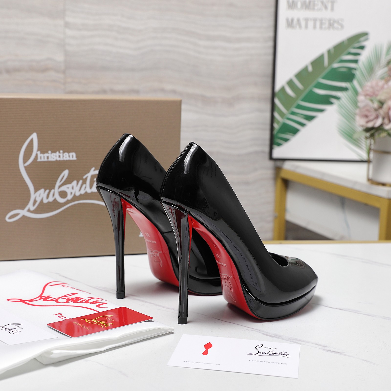 NO:747195,2026 spring and summer new fashion catwalk waterproof platform high-heeled sandals CL red sole forever —————————— Red-soled high-heeled fish mouth sandals New red-soled high-heeled shoes There is nothing to say, they are completely beautiful and crazy #fatal temptation. I just tried it on my feet. They are very easy to wear, very stable and very beautiful #红soled shoes. Super comfortable high-heeled shoes. Feminine shoes must have a pair of red-soled shoes. Upper cow patent leather, inner sheepskin, heel height 12cm/water platform 1.5cm  Free shipping CL full set of original packaging 35-42, high heels, christian louboutin, sandals, high heels, sheepskin198609092026春夏新款时装走秀防水台高跟凉鞋 CL红底永远的 ——————————— 红底高跟鱼嘴凉鞋 新款红底高跟鞋 没什么好说的 就是一整个美疯#致命的诱惑 刚刚上脚试了 非常好穿非常稳 也非常美#红底鞋 超舒适的高跟鞋 女人味鞋子必须有一双红底鞋 鞋面牛漆皮 内里羊皮 跟高12cm/水台1.5cm 包邮CL全套原版包装 35-42,高跟鞋,christian louboutin,sandals,high heels,sheepskin,Women's Shoes