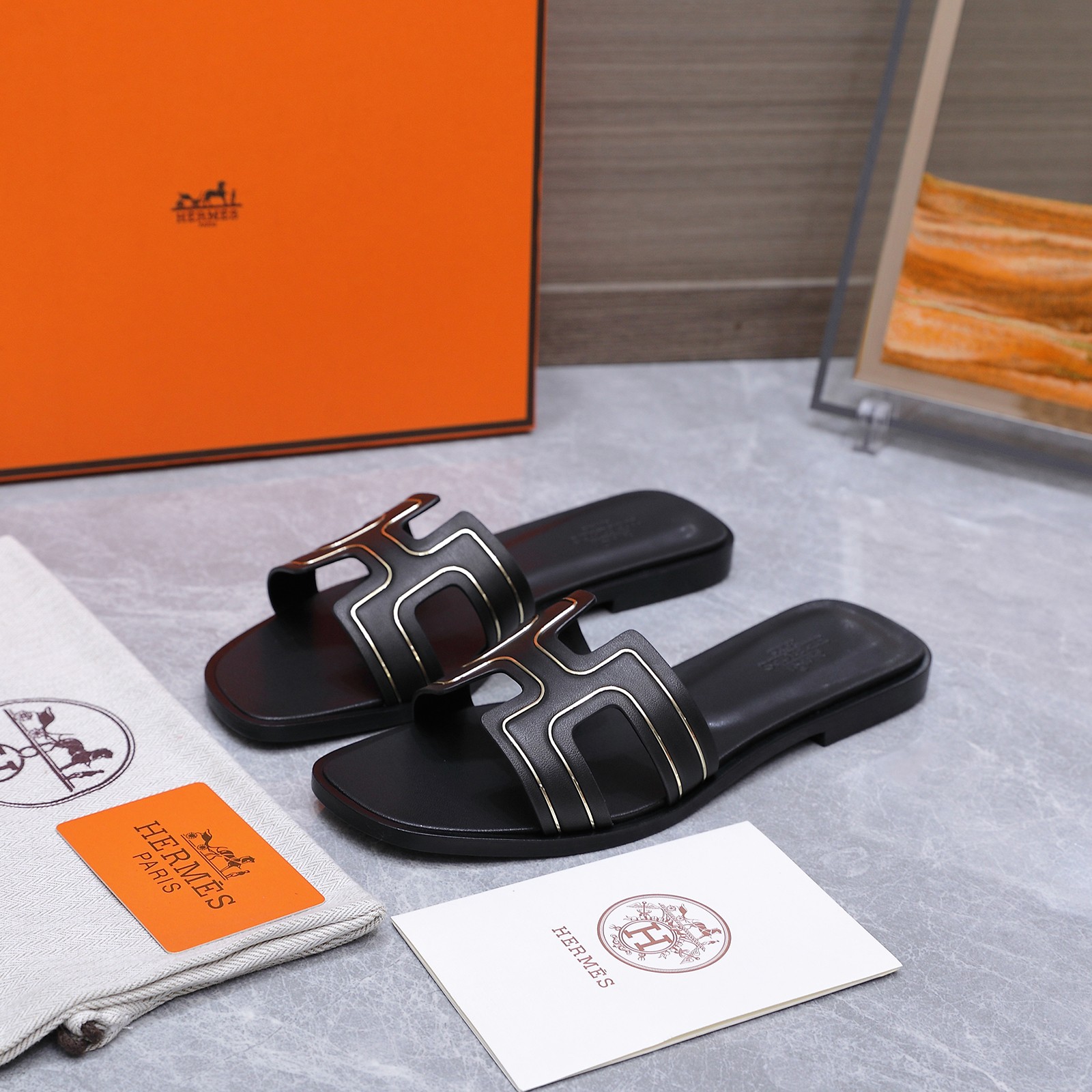 NO:748444,High version from Hermes, new slippers, H slippers, sandals. Original purchase, development and production. Classic shoe type. This shoe is the finishing touch in your wardrobe, fully demonstrating the classic Hermès style. Fabric: cowhide. Foot pads: cowhide lining. Original Italian genuine leather outsole. Sole thickness: 1CM. Size: Women's 35-42 (41  42 (custom-made, non-returnable), slippers, hermes, hermes, sandals, slippers, cowhide, Leather soles19860909高版 出 Hermes爱马仕 新款 拖鞋 H拖 凉鞋 原版购入开发 做货 经典鞋型 此鞋款是您衣橱中的点睛单品,充分展现爱马仕经典风格 面料牛皮 垫脚牛皮里 鞋底原版意大利真皮大底 底厚1CM Size:女款35-42（41 42订做不退换）,拖鞋,hermes,hermes,sandals,slippers,cowhide,Leather soles,Women's Shoes