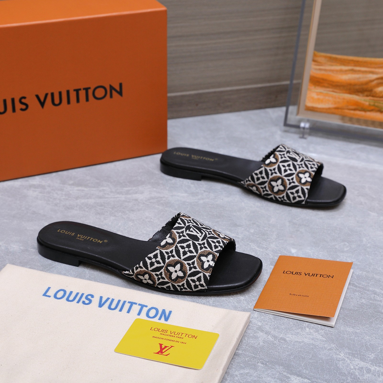 NO:750940,Top version of LV new slippers LV | Louis Vuitton 2026 early autumn new top version. The counter features the latest styles. Hard goods are new. Original embroidery craftsmanship. Purchasing level!  Full of high-end feel!  A popular model among bloggers at home and abroad, it is retro, fashionable and looks great on your feet!  The official website's main recommendation★ ━━━━━ t ━━━━━ Material: imported first-layer cowhide, lining: whole sheepskin for foot pads, outsole: original one-to-one genuine leather sole, high flat heel, shoe size: 35-42 (41.42 custom-made, non-refundable) Price, slippers, louis vuitton, louis  vuitton,slippers,cowhide,sheepskin19860909顶级版 LV 新款拖鞋 LV | 路易威登 2026 早秋新款 顶级版本 专柜主打最新款 硬货上新 原版刺绣工艺 代购级别！高级感十足！国内外博主刷爆的一款,复古又时髦上脚美炸了！官网主推款★ ━━━━━ t ━━━━━ 材料:进口头层牛皮 内里:垫脚全羊皮 大底:原版一比一真皮的底 跟高平底 鞋码: 35-42(41.42定做不退换) 价格,拖鞋,louis vuitton,louis vuitton,slippers,cowhide,sheepskin,Women's Shoes