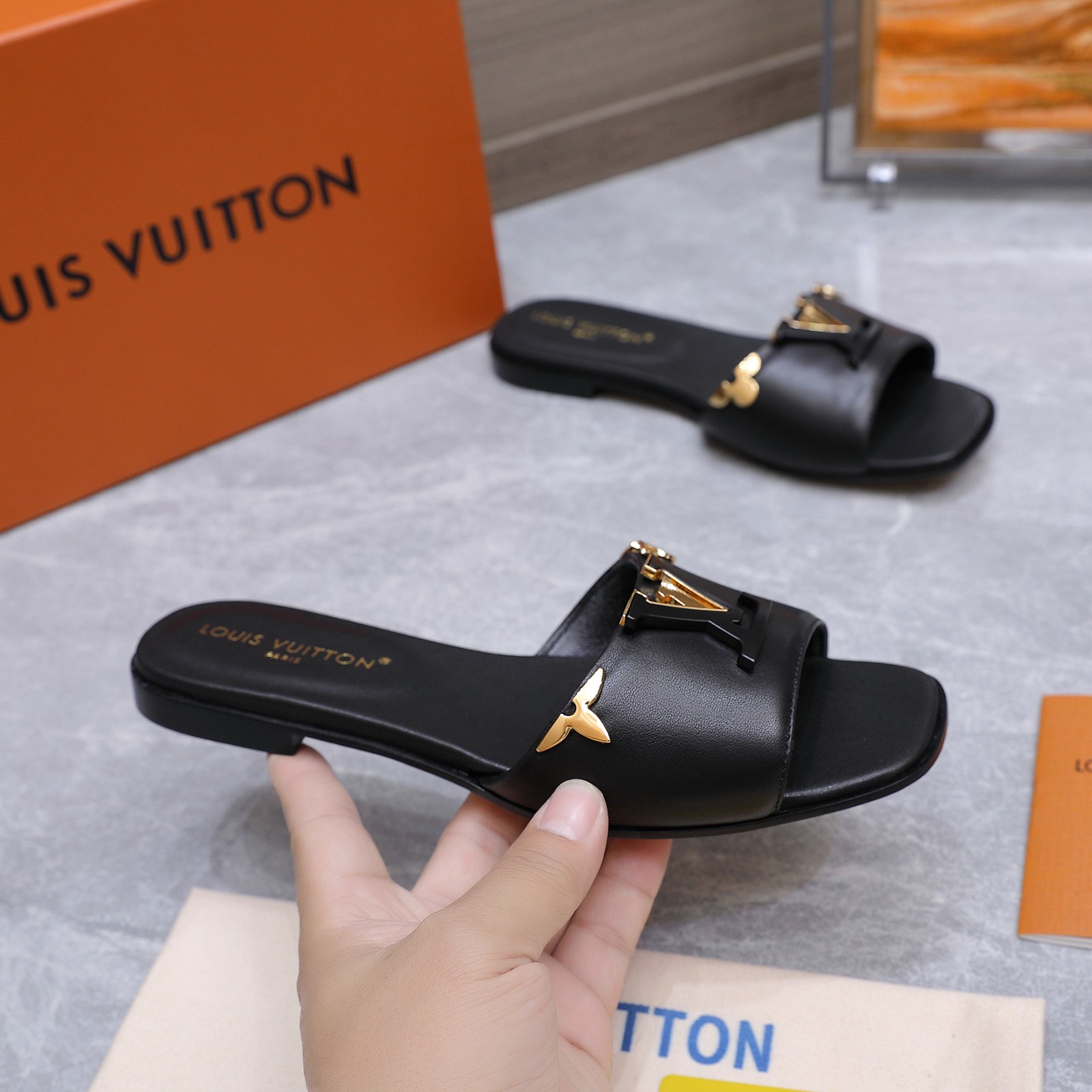 NO:750944,Top version of LV's new slippers, hot new models LV | Louis Vuitton 2026 early autumn new models, top version, the counter features the latest models, new hard goods, original lacquered buckles + electroplating process full of craftsmanship, purchasing agent level!  Full of high-end feel!  A popular model among bloggers at home and abroad, it is retro, fashionable and looks great on your feet!  The official website's main recommendation★ ━━━━━ t ━━━━━ Material: imported first-layer cowhide. Lining: full sheepskin for foot pads. Outsole: original one-to-one genuine leather sole. Shoe size: 35-42 (custom-made at 41.42, non-refundable). Price based on quantity, slippers, louis vuitton, louis  vuitton,slippers,cowhide,sheepskin19860909顶级版 LV 新款拖鞋 爆款上新 LV | 路易威登 2026 早秋新款 顶级版本 专柜主打最新款 硬货上新 原版烤漆扣+电镀工艺满满的工艺 代购级别！高级感十足！国内外博主刷爆的一款,复古又时髦上脚美炸了！官网主推款★ ━━━━━ t ━━━━━ 材料:进口头层牛皮 内里:垫脚全羊皮 大底:原版一比一真皮的底 鞋码: 35-42(41.42定做不退换) 跑量价,拖鞋,louis vuitton,louis vuitton,slippers,cowhide,sheepskin,Women's Shoes