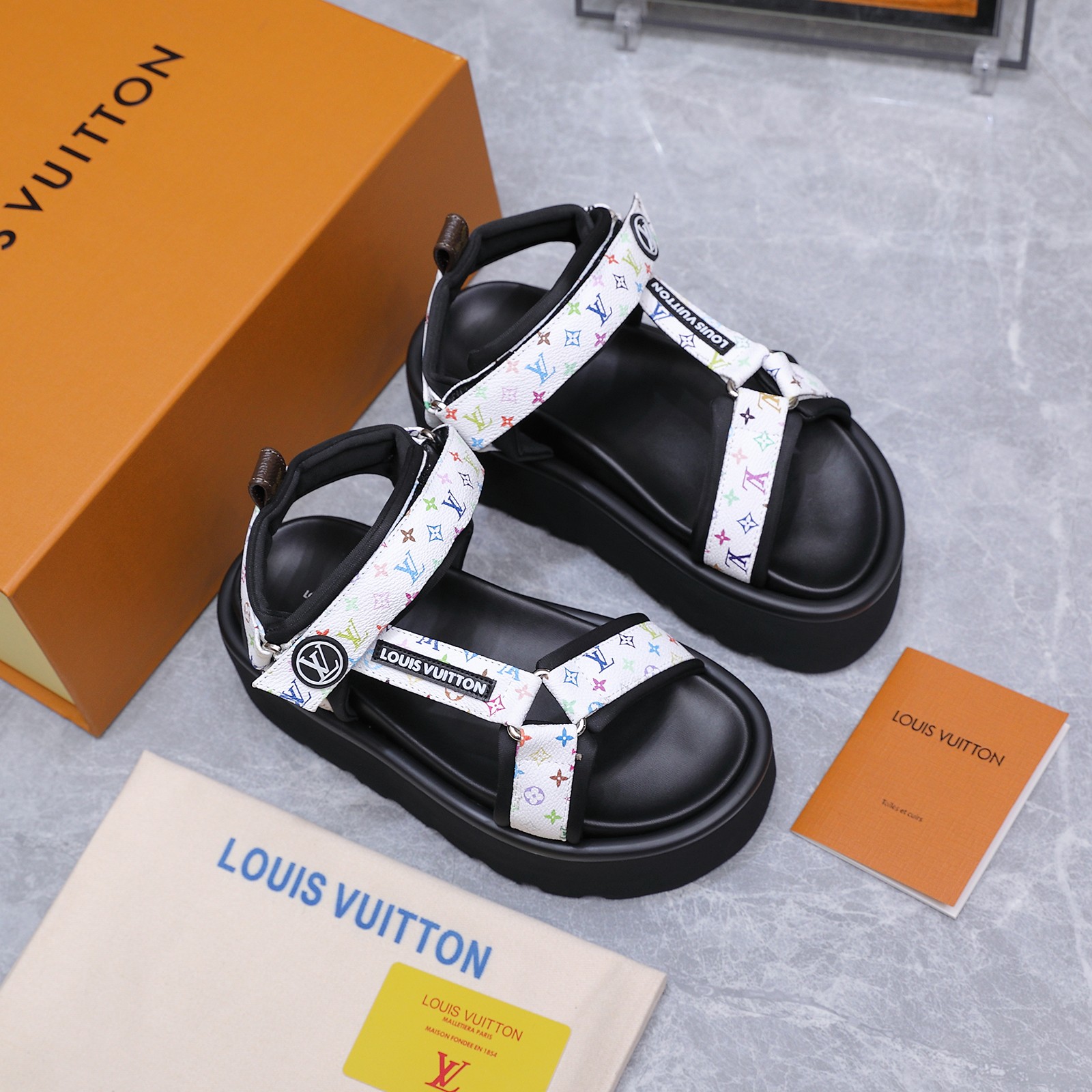 NO:759439,Top version, couple version, high version 2026 Louis Vuitton  In the hot summer, a pair of light and comfortable slippers is indispensable. These oak Birkenstock cork slippers, mule shoes, retro double-buckle casual beach slippers, are simply a lifesaver!  The upper is imported cowhide/customized old leather, the lining is cowhide, the sole is original molded EVA ultra-light material (6CM), the size is 35-42 for women (41 42 is custom-made and non-returnable), the man is 39-46 (45-46 is custom-made and is non-refundable), running price, sandals, birkenstock, louis vuitton, louis vuitton, sandals, slippers, cowhide19860909顶级版本 情侣款 高版本2026Louis Vuitton × BIRKENSTOCK联名合作款Boston沙滩凉鞋 软底拖鞋Lv 勃肯沙滩凉拖鞋 万年经典勃肯软底拖鞋强势推出,一个品牌就是一个鞋子类型,其构造鉴于人体工学设计,让脚完全解放舒适打造的,所以其脚床的构造完全贴合脚的弧度. 夏日炎炎,少不了一双轻盈又舒适的拖鞋,这款橡木材质勃肯软木拖鞋穆勒鞋复古双扣休闲沙滩女拖,简直就是救星！ 鞋面进口牛皮/定制老花皮 内里牛皮 鞋底原版开模EVA超轻材料（6CM） 码数女35-42（41 42定做不退换）  男39-46（45 46定做不退换） 跑量价,凉鞋,birkenstock,louis vuitton,louis vuitton,sandals,slippers,cowhide,Women's Shoes