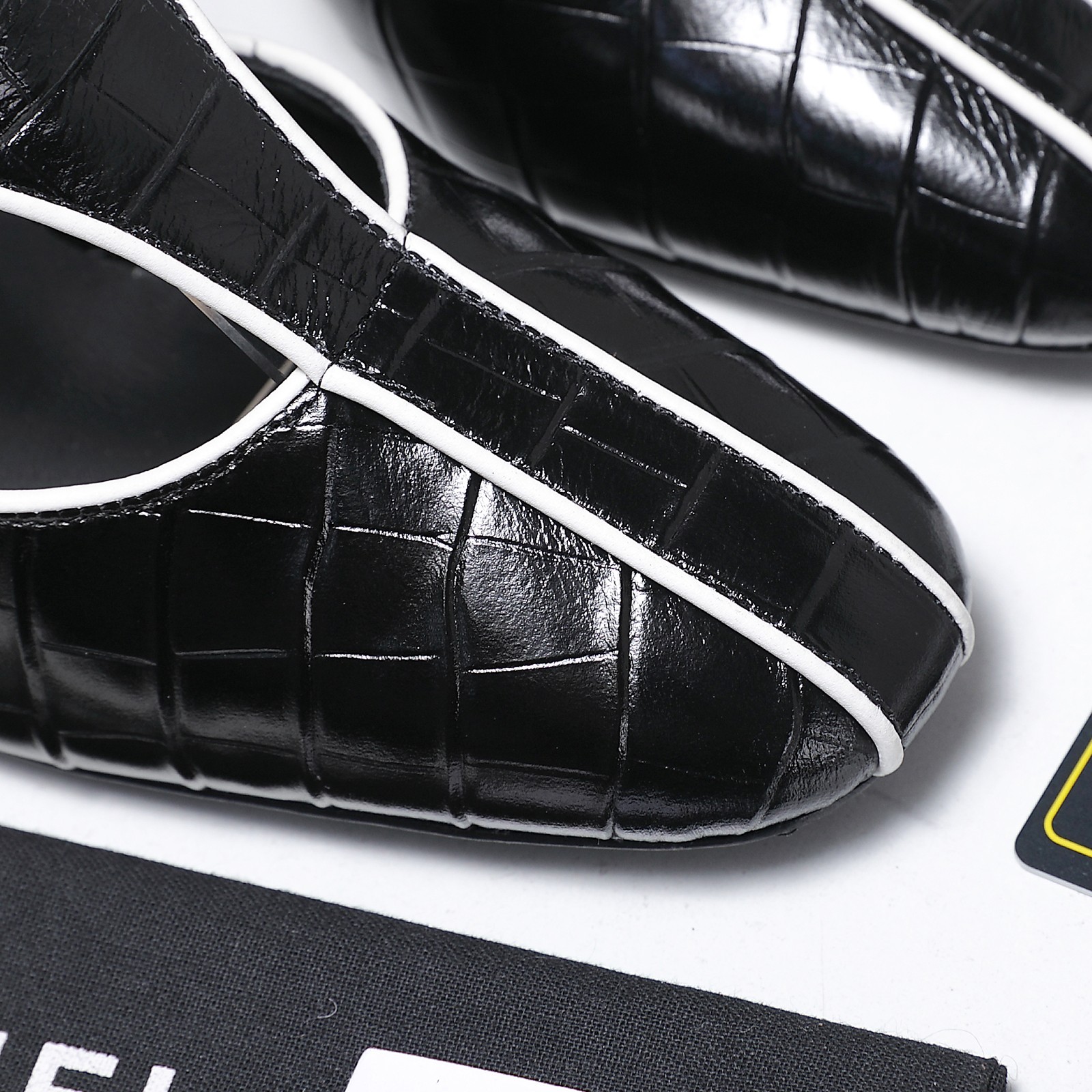 NO:759427,26ss spring and summer new Chanel Chanel 26a Xiaoxiang round toe color-blocking piping strips Hand-wrapped hollow high-heeled sandals thick-heeled high-heeled shoes Round-toe design: elegant and slim, elongating the leg line Thick stripes decoration: sweet and cute, adding feminine charm High-heeled design: taller and slimmer, showing elegance, versatile and durable, suitable for various occasions Paired with professional attire, showing the elegance and sophistication of working women Paired with evening dresses, become the focus of the audience  Pair it with a dress to show your romantic and feminine side. Pair it with jeans to easily control your casual style. Whether it is daily commuting or attending a party, it can make you cope with it easily and show your elegance. Stone grain cowhide upper, sheepskin lining, 9cm heel height, Italian genuine leather outsole, size 35-39 (40.41 custom-made, non-refundable), original packaging, high-heeled shoes, sandals, chanel, chanel, sandals, high  heels,skirts,jeans,cowhide,sheepskin,Leather soles1986090926ss春夏新款Chanel香奈儿 26a小香圆头拼色滚边条 手工包边工艺中空高跟凉鞋粗跟高跟单鞋 圆头设计:优雅显瘦,拉长腿部线条粗条纹装饰:甜美可爱,增添女性魅力高跟设计:显高显瘦,展现优雅气质百搭耐看,适合各种场合 搭配职业装,展现职场女性的优雅与干练搭配晚礼服,成为全场焦点 搭配连衣裙,展现浪漫柔美的一面搭配牛仔裤,轻松驾驭休闲风格 无论是日常通勤还是参加派对,它都能让你轻松应对,展现优雅气质 鞋面石头纹牛皮 内里垫脚羊皮 跟高9cm 鞋底意大利真皮大底 码数35-39（40.41定做不退换） 包装原版包装,高跟鞋凉鞋,chanel,chanel,sandals,high heels,skirts,jeans,cowhide,sheepskin,Leather soles,Women's Shoes