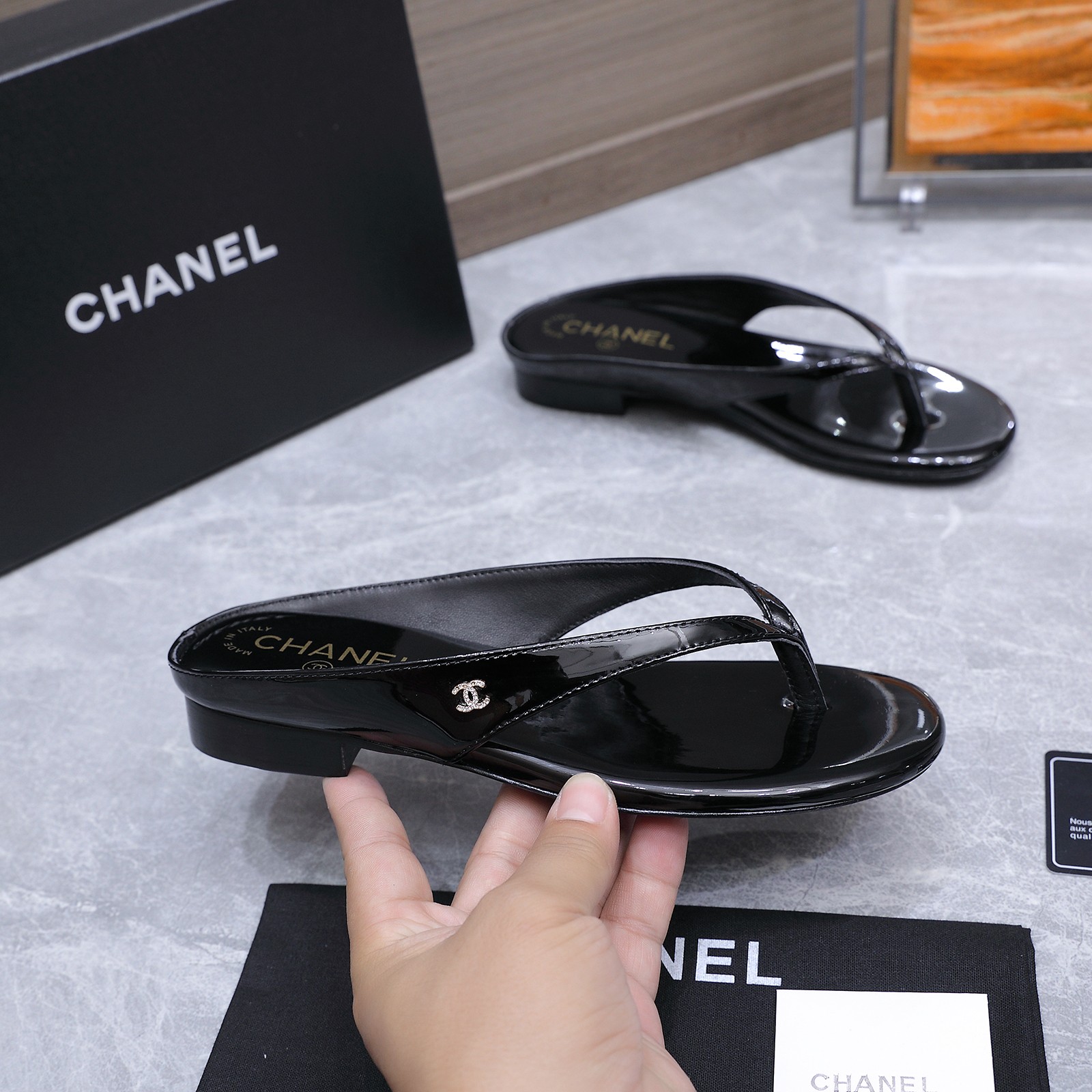 NO:790064,CHANEL Chanel 26SS new flip-flops. This series is really amazing. How can it be so beautiful!  Summer is really an invincible combination that can be salty or sweet~ Imported cowhide for the upper, lambskin lining for the upper, genuine leather outsole imported from Italy, size 35-39 (customized for 40/41/42), the latest gift box packaging at the packaging counter, split-toe shoes, chanel, chanel, slippers, cowhide, sheepskin, Leather soles19860909CHANEL香奈儿26SS新品 夹脚人字拖鞋 这一系列这真的是绝了 怎么会这么美！ 夏天真的是无敌搭配可盐可甜～ 鞋面进口牛皮 内里小羊皮 大底意大利进口真皮大底 码数35-39（40/41/42定制） 包装专柜最新礼盒包装,分趾鞋,chanel,chanel,slippers,cowhide,sheepskin,Leather soles,Women's Shoes