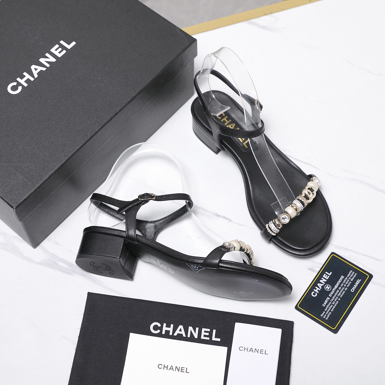 NO:790061,Sizes 35-39 (customized for 40/41/42) CHANE*｜Xiaoxiang 26C new catwalk style hardware sandals. The light and shadow flow at the Paris haute couture show. The sandals use minimalist lines to outline the ultimate luxury. The brand's century-old French elegance is hidden in the toe square. Every step seems to be in dialogue with fashion classics, showing a high-end aura that is not obvious. It uses a timeless and classic design language to allow every wearer to feel at ease during every step. Bloom your own modern edge and interpret the elegance of Xiaoxiang across time. The fabric is made of original customized leather. The inner pads are all silk sheepskin. Italian imported cowhide outsole, sandals, chanel, sandals, cowhide, sheepskin19860909尺码35-39（40/41/42定制） CHANE*｜小香26C新品走秀款五金凉鞋 巴黎高定秀场的光影流转间 凉鞋以极简线条勾勒极致奢华 将品牌百年法式优雅藏于足尖方寸 每一步都似与时尚经典对话 尽显不彰自显的高阶气场. 它以永恒经典的设计语言 让每一位穿着者都能在步履间 绽放独属于自己的摩登锋芒 诠释小香跨越时光的优雅真谛. 面料采用原版定制皮料 內里垫脚均为丝绸羊皮 意大利进口牛皮大底,凉鞋,chanel,sandals,cowhide,sheepskin,Women's Shoes
