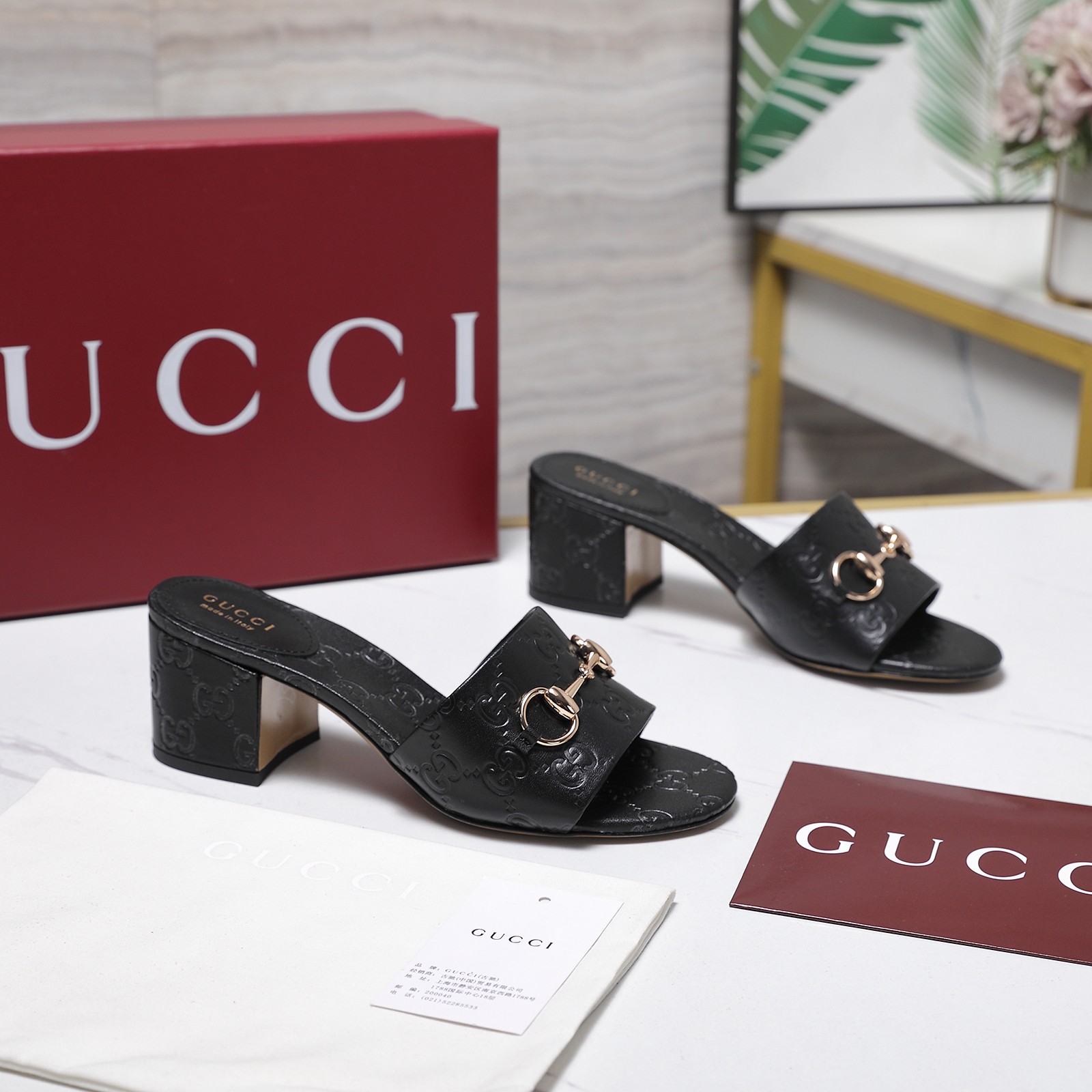 NO:790058,GuCCl high-end boutique, 2056 spring and summer Signora series new sandals, horsebit medium thick heel sandals and slippers, authentic original quality! Every detail has been carefully crafted, and can be compared with ZG, the quality is the same!  Fabric imported embossed cowhide, Dongguan Dachang molded hardware buckle, lining/feet high-end customized sheepskin lining, heel height 5.5CM, heel cover, outsole Italian leather sole, size 35-42. (40 41 42 customized, non-returnable) Full set of original high-end packaging!  The design of this Signora series of shoes is inspired by the word 'Mrs' in Italian. It uses a simple and neat square toe and a slender and slender thick heel to reinterpret the brand's archive sandals, injecting a modern touch into the elegant style of the series. The fish mouth open-toe sandals are made of leather G cloth, and cleverly use design elements such as square round toes and thick heels to create a fashionable retro style. Women's ●Created in Italy  Anchor red full set of high-end original packaging, slippers, gucci, sandals, slippers, cowhide, sheepskin19860909GuCCl高端精品,2056春夏Signora系列新款凉鞋马衔扣中粗跟凉鞋拖鞋 原汁原味原单品质!每个细节皆经过精心细致打造,可与ZG对比一,无二品质！ 面料进口压花牛皮 东莞大厂开模五金扣 内里／垫脚高端定制羊皮里 跟高5.5CM跟包面皮 大底意大利真皮底 尺码35-42.（40 41 42 定做,不退换） 全套原板高端包装！ 这款Signora系列鞋履的设计灵感源自意大利语中的Mrs”一词,以简约利落的方形鞋头与纤细修长的粗跟换新演绎品牌典藏凉鞋,为系列雅致风尚注入一抹现代气息鱼嘴露趾凉拖鞋采用皮革G布制作,巧妙运用方形圆头和粗跟等设计元素演绎时尚复古风范 女款 ●意大利创作 安可拉酒红全套高档原包装,拖鞋,gucci,sandals,slippers,cowhide,sheepskin,Women's Shoes