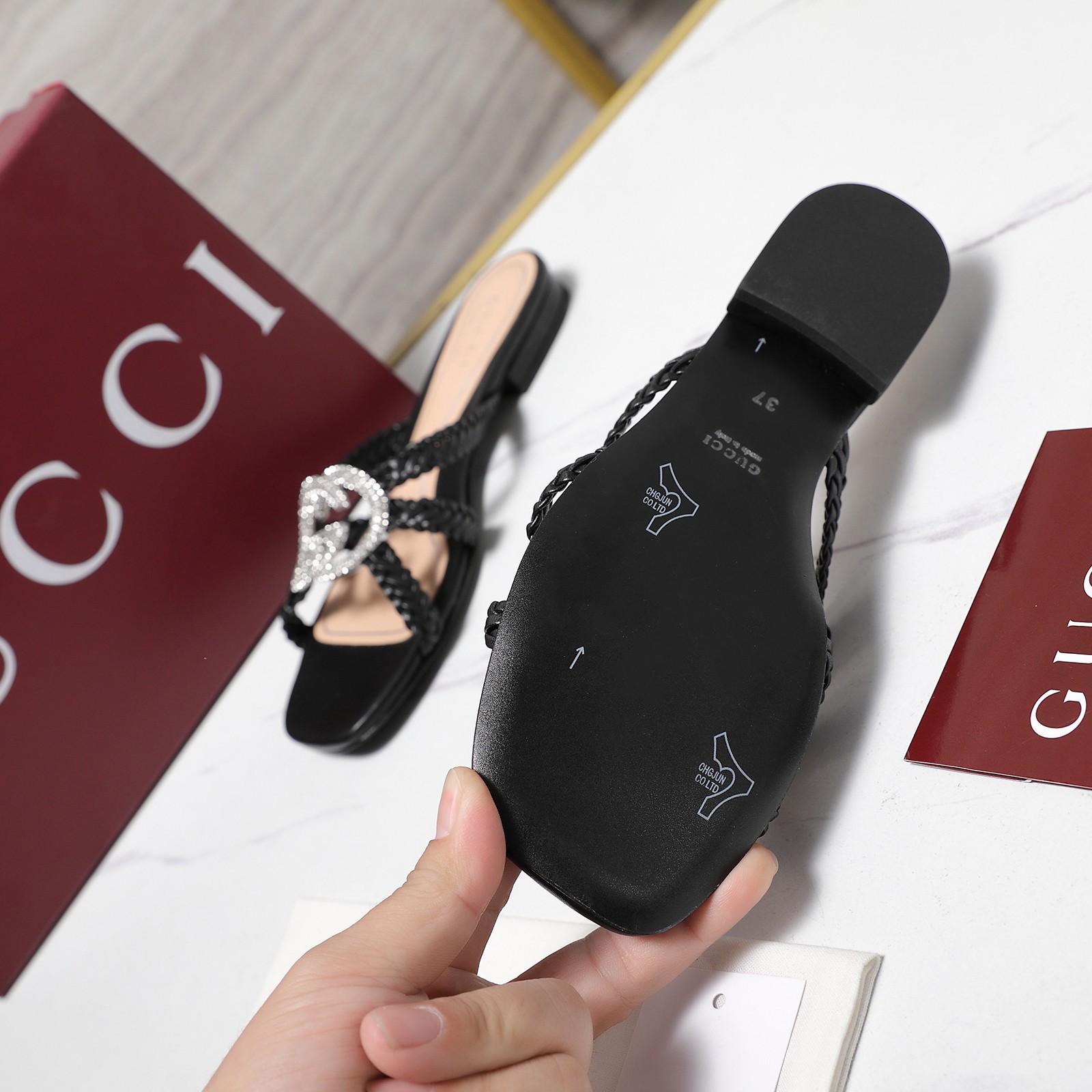 NO:790055,The highest version of Gucci!  ／2026 new summer style double G diamond buckle hand-woven slippers, purchasing agent level, top quality!  Purchase the original version and get a 1:1 top-quality replica!  The material is the same as the Y version, quite textured, and can be compared with ZG. This high-heeled sandal has now become a classic item of the brand. The chain diamond buckle, a collection element inspired by the initials of Mr. GuccioGucci, injects brand connotation into this shoe. The brand uses different textures and colors to inject modern essence into the classic slippers. Paired with the chain and diamond decoration, it is simply too classic. The fabric is imported cow patent leather, the lining is imported sheepskin, and the heel height is 1.5/8.5CM.  Outsole Italian leather outsole. Size 35-42 (41.42 customized) Full set of original packaging!  price,slippers,gucci,sandals,slippers,sheepskin,Leather soles19860909Gucci最高版本！ ／2026夏季新款 双G钻扣手工编织拖鞋 代购级别,顶级品质！ 原版购入1:1顶级复刻！ 材质和Y版一致 相当有质感 可以对比ZG无差距 这款高跟凉鞋现已成为品牌经典单品,灵感源自GuccioGucci先生姓名首字母缩写的典藏元素链条钻扣为这款鞋履注入品牌内涵.·品牌运用不同织纹和配色在经典拖鞋中注入现代精髓.搭配上链条镶钻饰简直太经典了. 面料进口牛漆皮 内里进口羊皮里 跟高1.5/8.5CM 大底意大利真皮大底. 码数35-42（41.42定做） 全套原版包装！ 价格,拖鞋,gucci,sandals,slippers,sheepskin,Leather soles,Women's Shoes