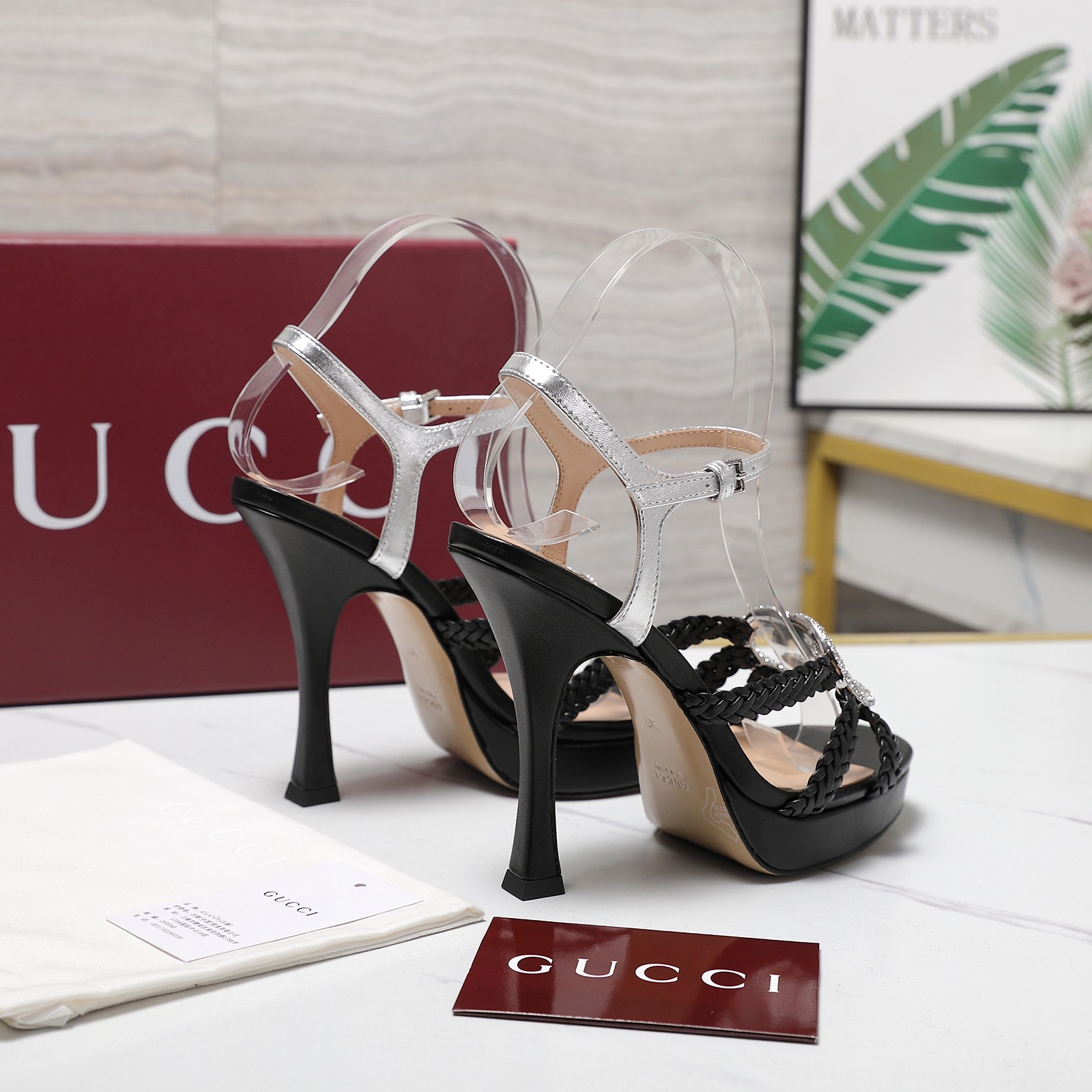 NO:790052,GUCCi high-end boutique water platform sandals 2026 Gucci early spring series GG crystal embellished diamond buckle woven strap sandals top purchasing quality!  It is a 1:1 replica of the original version, and every detail has been carefully polished and made delicately. It can be compared with ZG, and the quality is unparalleled!  This braided strap sandal is made from an upper decorated with shiny GG crystal gold interlocking Double G hardware buckle and embellished with thin straps and exquisite cage-shaped upper. It shows the unconstrained style and is full of elegant feminine charm details to show the concept of femininity, creating a stunning new interpretation of the work!  The fabric is hand-woven, the lining/foot pads are lined with imported sheepskin, the heel is 12.5CM, the water platform is 2CM, and the outsole is made of Italian genuine leather. Sizes 35-42 (41 and 42 are custom-made and cannot be returned or exchanged). The packaging is complete in red original packaging. Price, high heels and slippers, gucci, gucci, sandals, high heels, slippers, sheepskin19860909GUCCi高端精品 水台凉鞋 2026古驰早春系列GG水晶缀饰钻扣编织带凉鞋顶级代购品质！原版1:1复刻,毎个细节皆经过精心打磨细腻制作.可与ZG对比如一,无二品质！ 这款编织带凉鞋由饰闪亮GG水晶金色互扣式双G五金扣点缀细带精致笼形鞋面制作而成,尽显天马行空风范,富有优雅女性魅力细节展现女性气质的理念,打造令人惊艳的作品焕新演绎！ 面料手工编织 内里/垫脚进口羊皮里 鞋跟12.5CM 水台2CM 大底意大利真皮底 尺码35-42（41 42定做不退换） 包装全套红色原包装. 价格,高跟鞋拖鞋,gucci,gucci,sandals,high heels,slippers,sheepskin,Women's Shoes