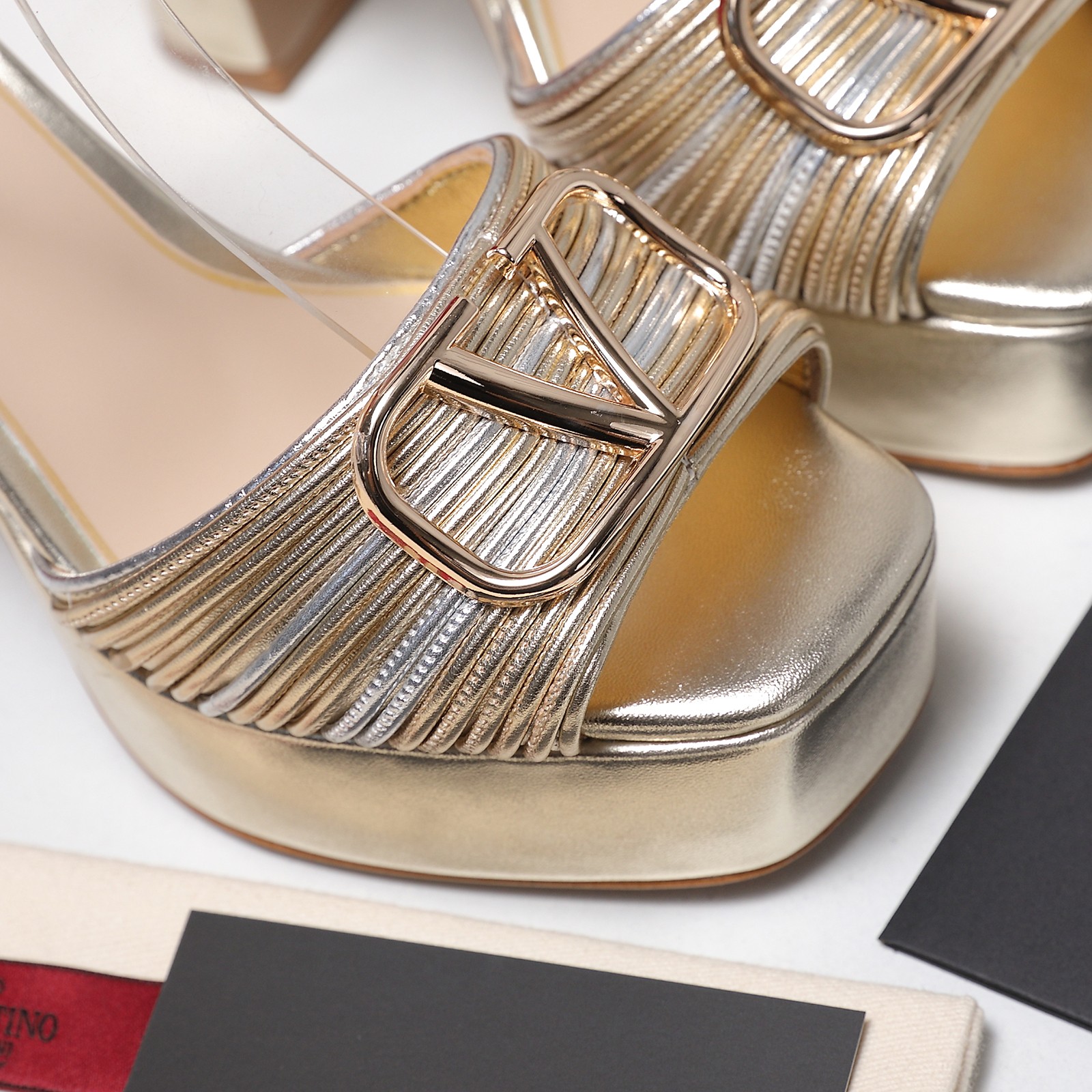 NO:790075,Top purchasing version Valentino/Valentino new model!  2026SS latest design heart small V buckle high heel platform sandals!  Purchase the original version and get a 1:1 top-quality replica!  Exquisite last design, perfect side arc!  Selected grade A leather outsole imported from Italy, giving you a genuine foot feel!  The first choice for high-end customers to purchase [Material] Special craftsmanship for the upper and splicing Original imported sheepskin lining Original molded imported leather outsole [Water height] Front 3cm Back 11CM [Number of yards] 35-43 yards (41 42 43 customized) [Packaging] Equipped with original packaging, high heels and sandals, valentino, valentino, sandals, high heels, sheepskin, Leather soles19860909顶级代购版本 Valentino/华伦天奴新秀款！ 2026SS最新设计桃心小V扣 高跟水台凉鞋！原版购入1:1顶级复刻！精致的楦型设计,侧身弧线完美！ 精选意大利进口A级真皮大底,带给您正品级的脚感！供高端客户代购首选【材质】 鞋面特殊工艺抽条拼接 内里原版进口羊皮 大底原版开模进口真皮大底【水台高】 前 3cm 后 11CM【码数】35-43码（41 42 43定做）【包装】配置原版包装,高跟鞋凉鞋,valentino,valentino,sandals,high heels,sheepskin,Leather soles,Women's Shoes