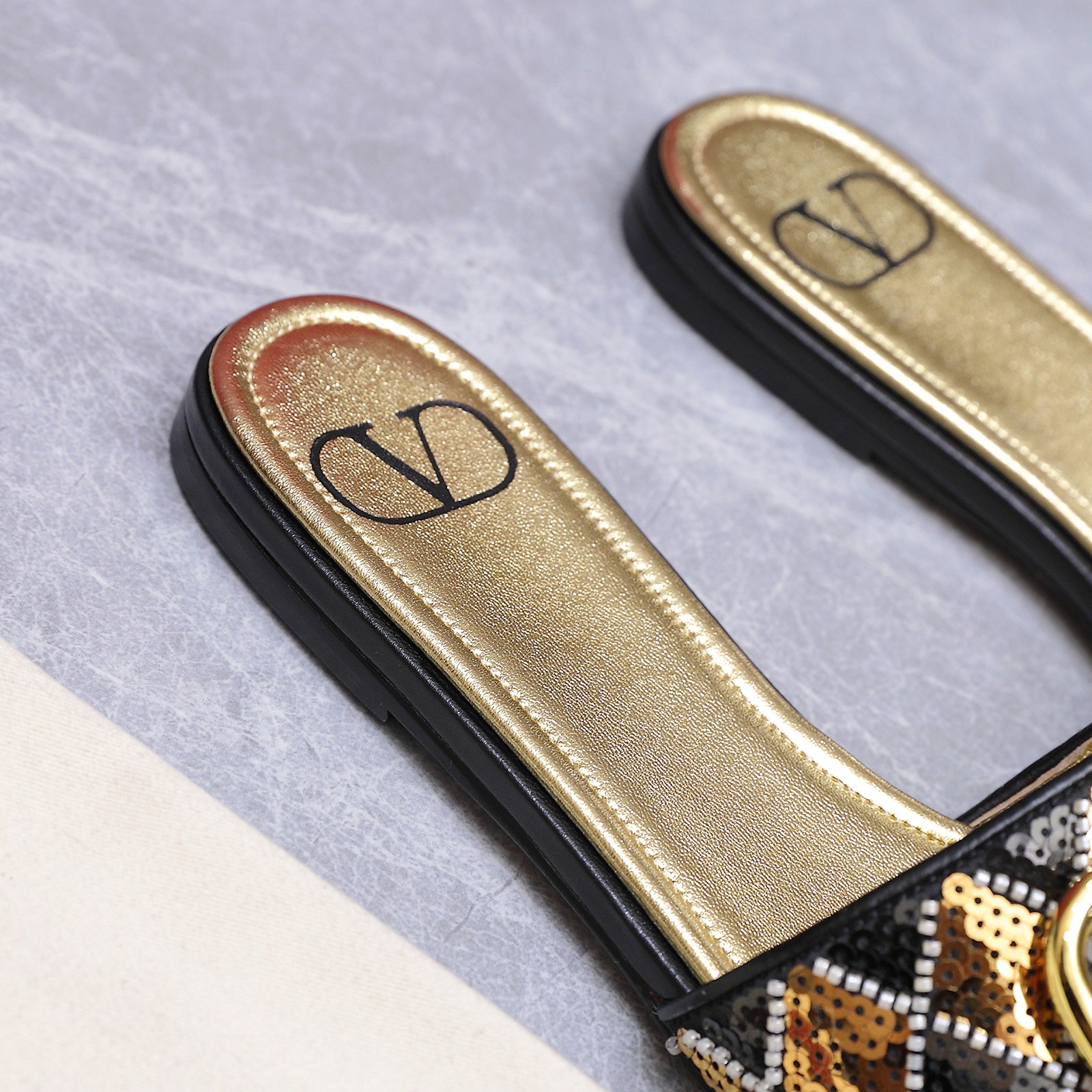 NO:790072,2026 latest top version Valentino Paris fashion show model launches the latest Valentino sandal high heels ———————————— Valentino This series interprets new fashion charm. It continues the ultra-high heel design and is favored by well-known overseas bloggers. Thousands of fan bloggers love it and sell well at home and abroad. It is out of stock in China. The top version has candy color matching, every color is beautiful. Metal sequins on the upper. Imported sheepskin lining. Genuine leather outsole.  Full set of original packaging, sizes 35 to 43 (40.41.42.43 non-returnable, non-exchangeable), slippers, valentino, valentino, sandals, slippers, sheepskin, Leather soles198609092026最新款 顶级版本版本Valentino 巴黎时装秀场款推出最新款 华伦天奴凉鞋高跟 —————————————— 华伦天奴此系列演绎全新时尚魅力 延续超高跟设计,深得海外知名博主青睐 千万粉丝博主倾情演绎,畅销海内外 国内已经断货,顶级版本 糖果色配色,每个颜色都是绝美 鞋面金属亮片 内里进口羊皮 鞋底真皮大底 包装全套原版包装 码数35一43码（40.41.42.43 不退不换）,拖鞋,valentino,valentino,sandals,slippers,sheepskin,Leather soles,Women's Shoes