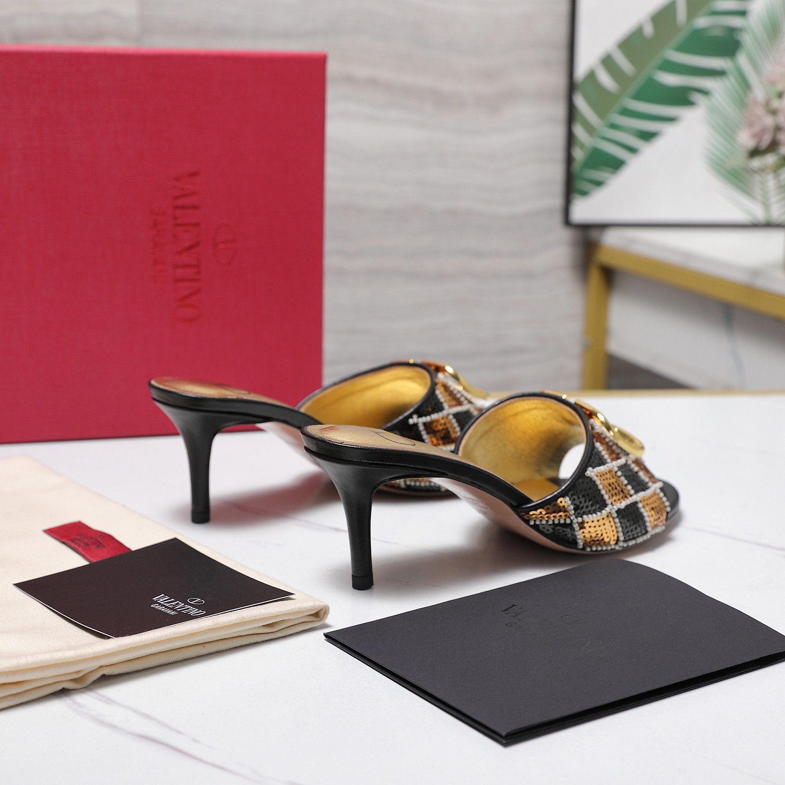 NO:790069,2026 latest top version Valentino Paris fashion show model launches the latest Valentino sandal high heels ———————————— Valentino This series interprets new fashion charm. It continues the ultra-high heel design and is favored by well-known overseas bloggers. Thousands of fan bloggers love it and sell well at home and abroad. It is out of stock in China. The top version has candy color matching, every color is beautiful. Metal sequins on the upper. Imported sheepskin lining. Genuine leather outsole.  Heel height 6.5cm, full set of original packaging, sizes 35 to 43 (40.41.42.43 non-returnable, non-exchangeable), high heels and slippers, valentino, valentino, sandals, high heels, slippers, sheepskin, Leather soles198609092026最新款 顶级版本版本Valentino 巴黎时装秀场款推出最新款 华伦天奴凉鞋高跟 —————————————— 华伦天奴此系列演绎全新时尚魅力 延续超高跟设计,深得海外知名博主青睐 千万粉丝博主倾情演绎,畅销海内外 国内已经断货,顶级版本 糖果色配色,每个颜色都是绝美 鞋面金属亮片 内里进口羊皮 鞋底真皮大底 跟高6.5cm 包装全套原版包装 码数35一43码（40.41.42.43 不退不换）,高跟鞋拖鞋,valentino,valentino,sandals,high heels,slippers,sheepskin,Leather soles,Women's Shoes